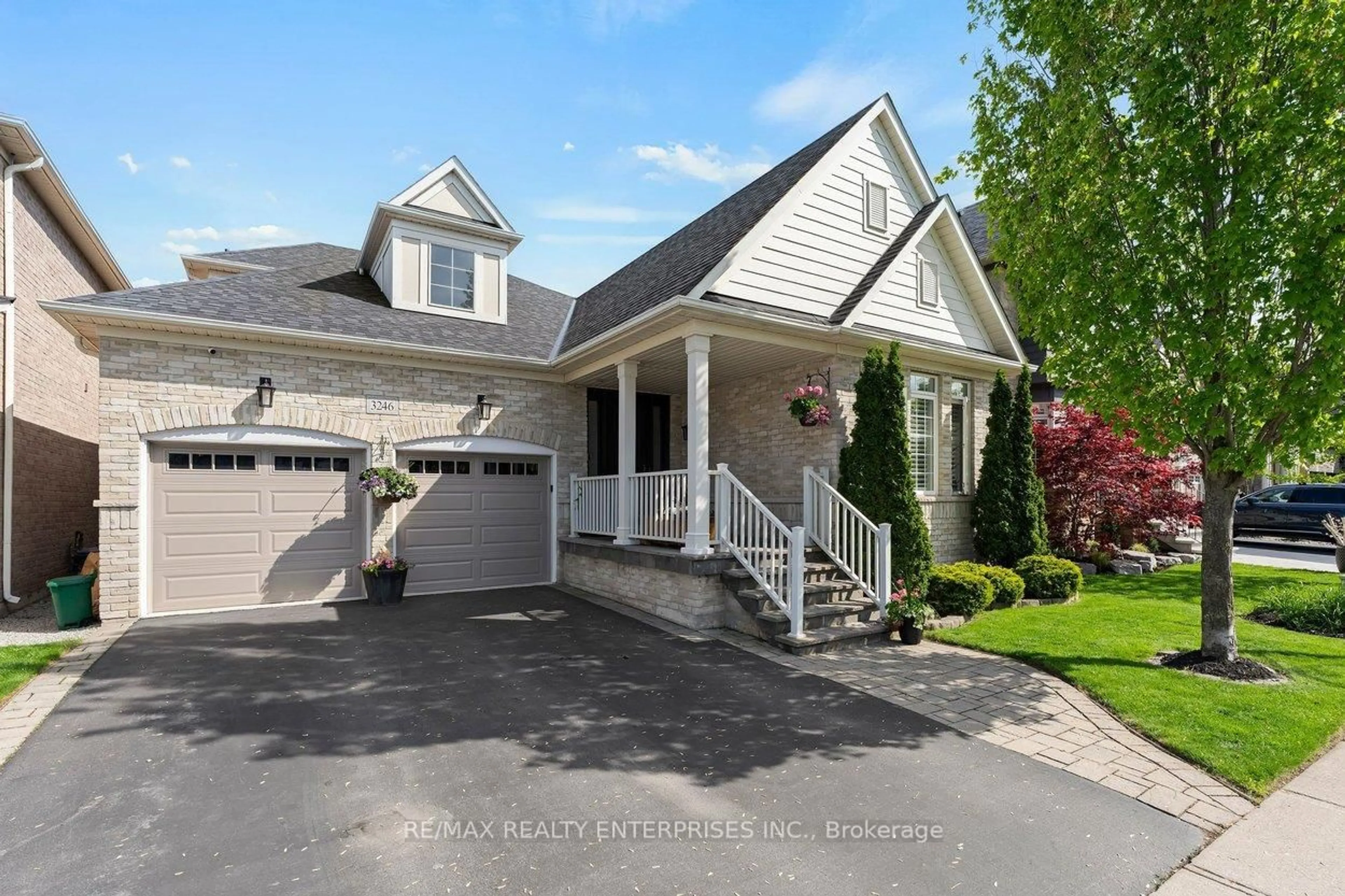 Home with vinyl exterior material, street for 3246 Saltaire Cres, Oakville Ontario L6M 0K9