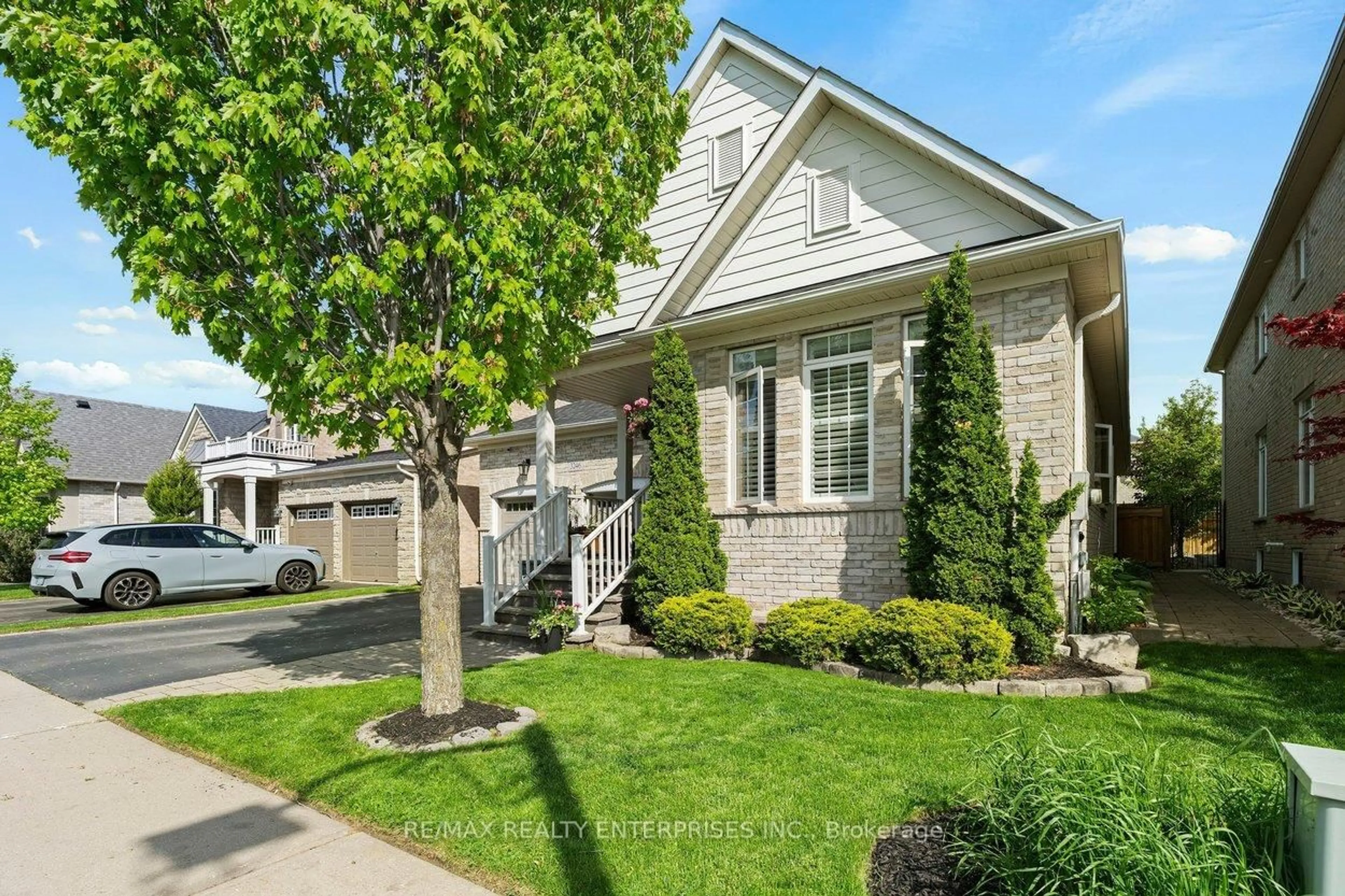 Home with vinyl exterior material, street for 3246 Saltaire Cres, Oakville Ontario L6M 0K9