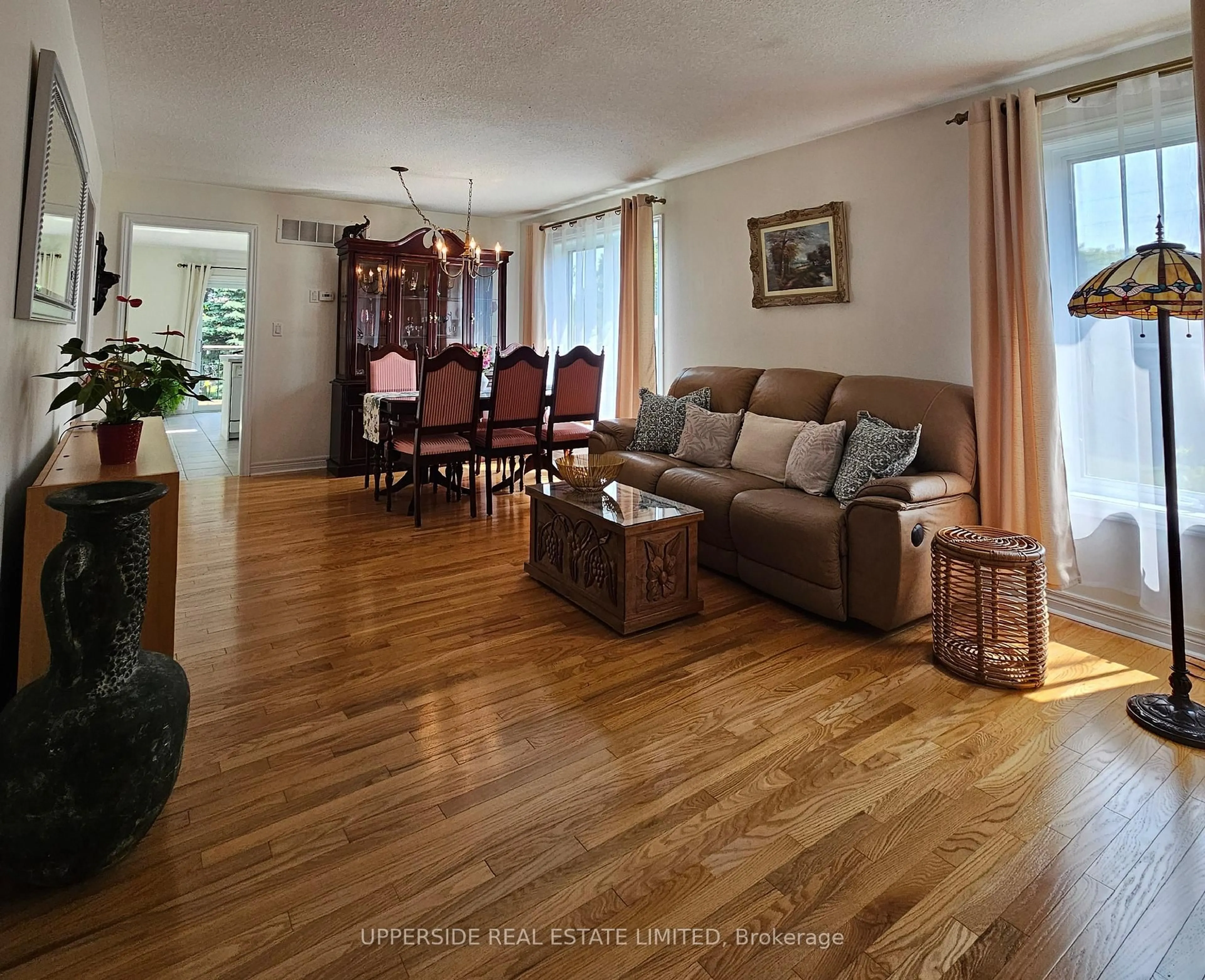 Living room with furniture, wood/laminate floor for 4 Kingsley Rd, Halton Hills Ontario L7J 2Z5
