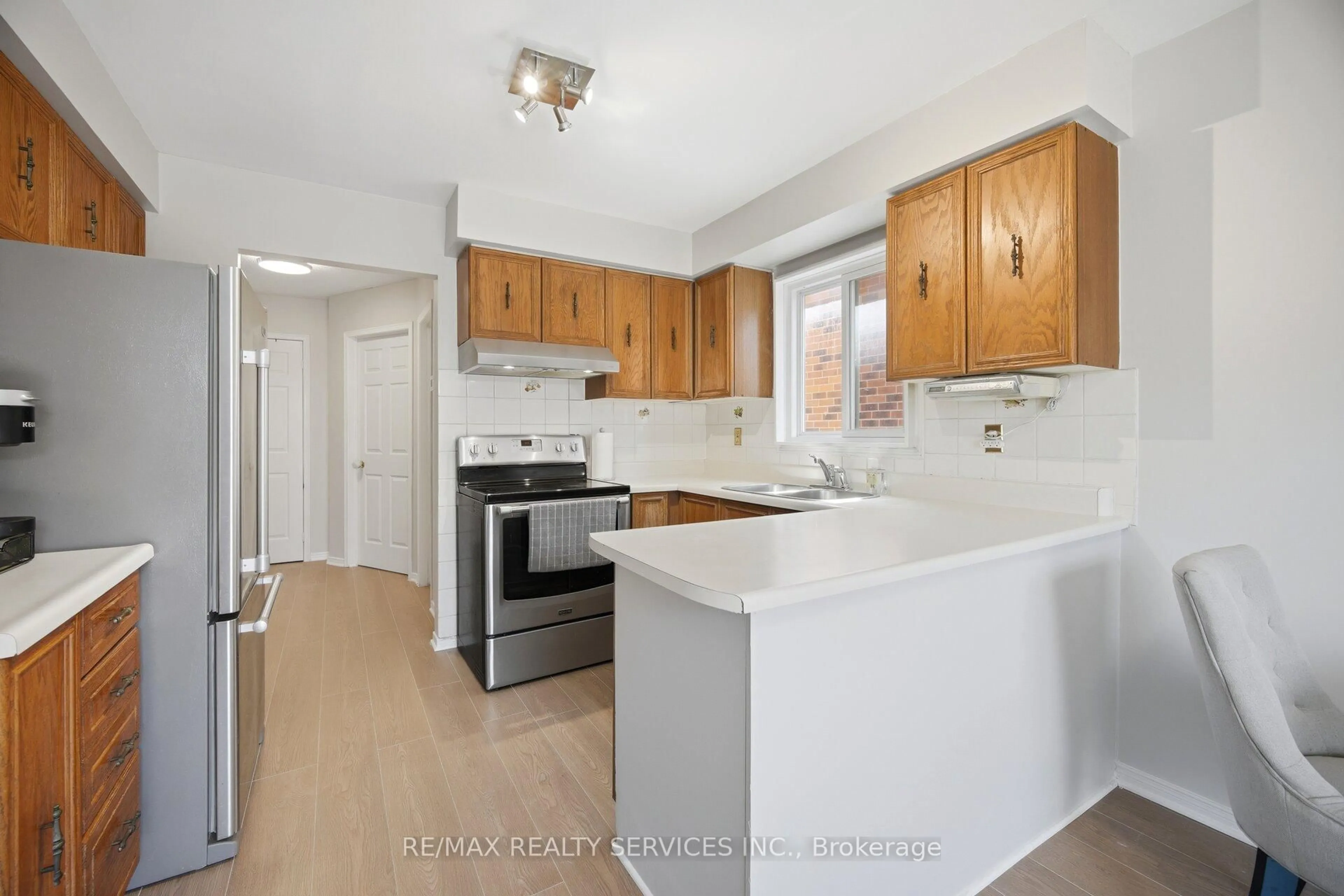 Standard kitchen, unknown for 122 Flowertown Ave, Brampton Ontario L6X 3Y6