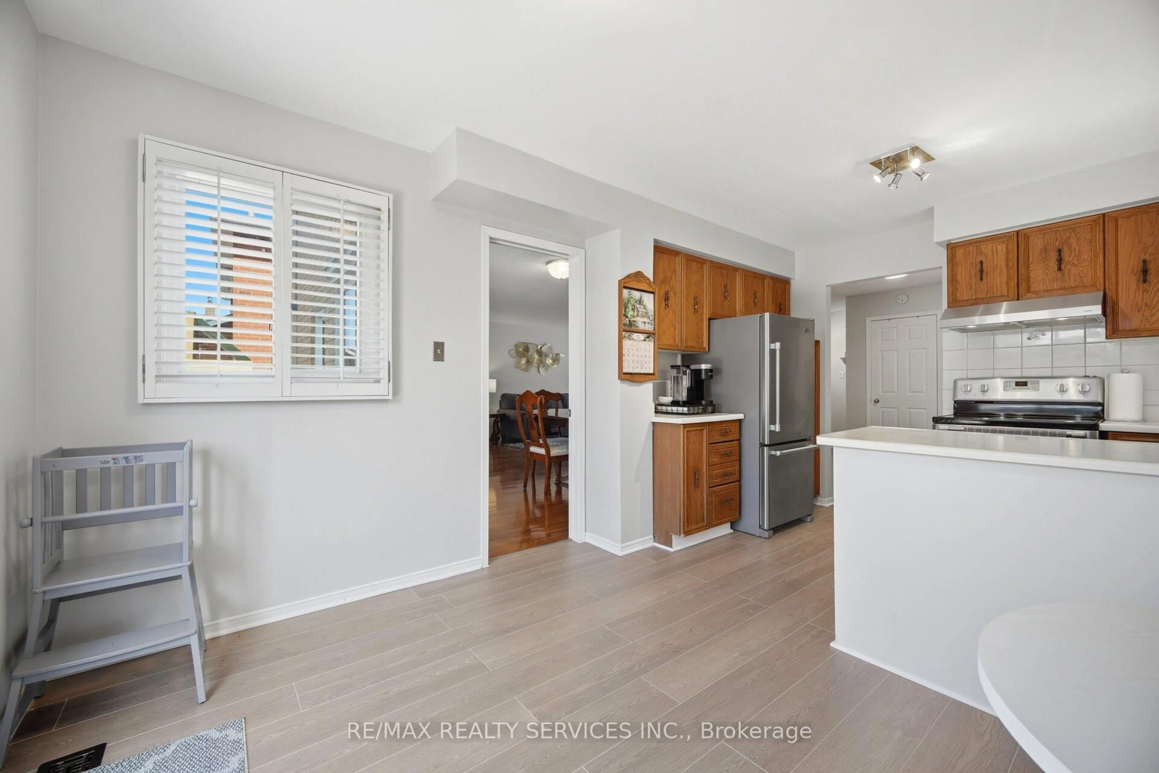 Open concept kitchen, unknown for 122 Flowertown Ave, Brampton Ontario L6X 3Y6