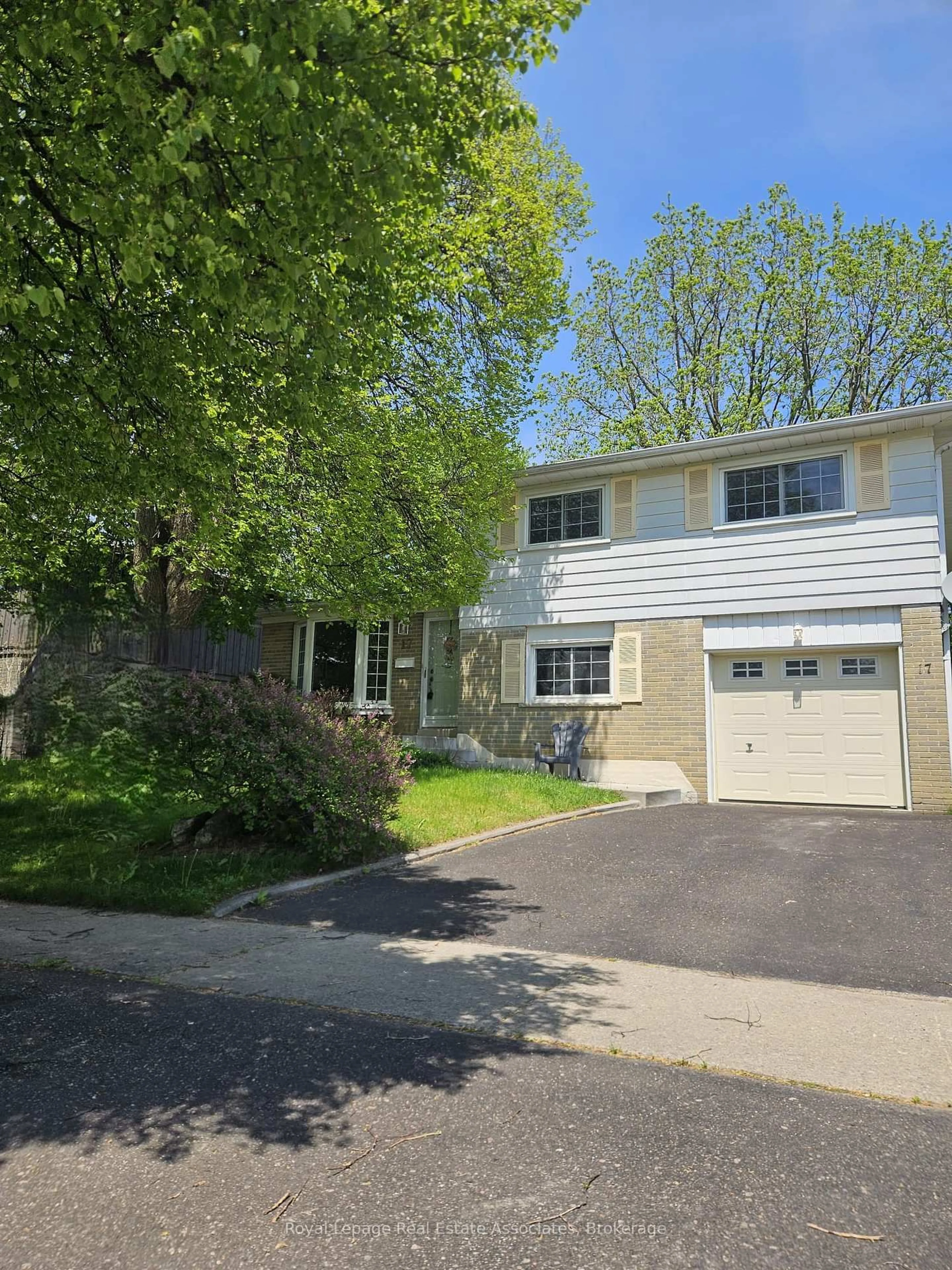 Home with vinyl exterior material, street for 17 Metcalfe Crt, Halton Hills Ontario L7G 4N7