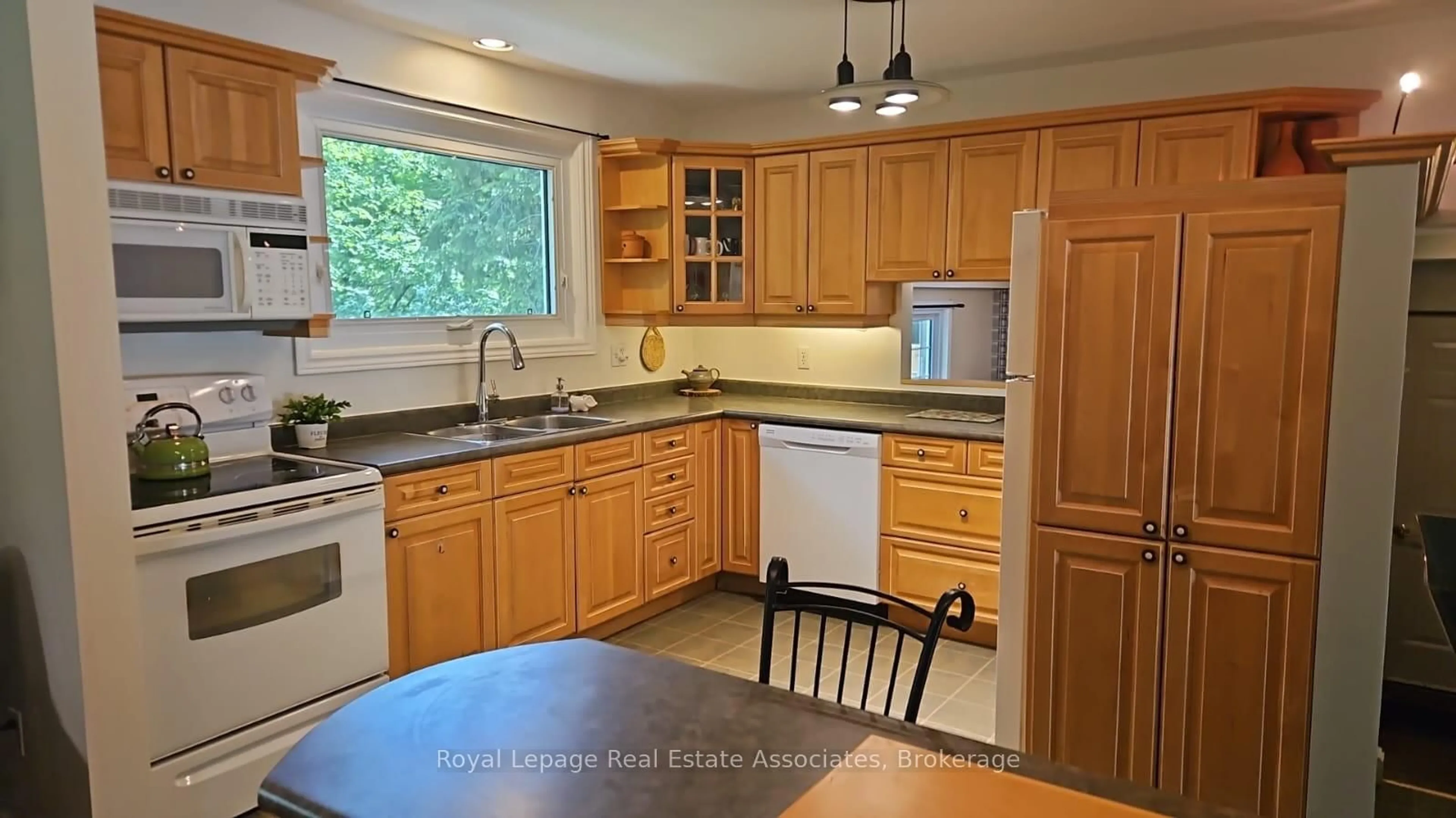 Standard kitchen, unknown for 17 Metcalfe Crt, Halton Hills Ontario L7G 4N7