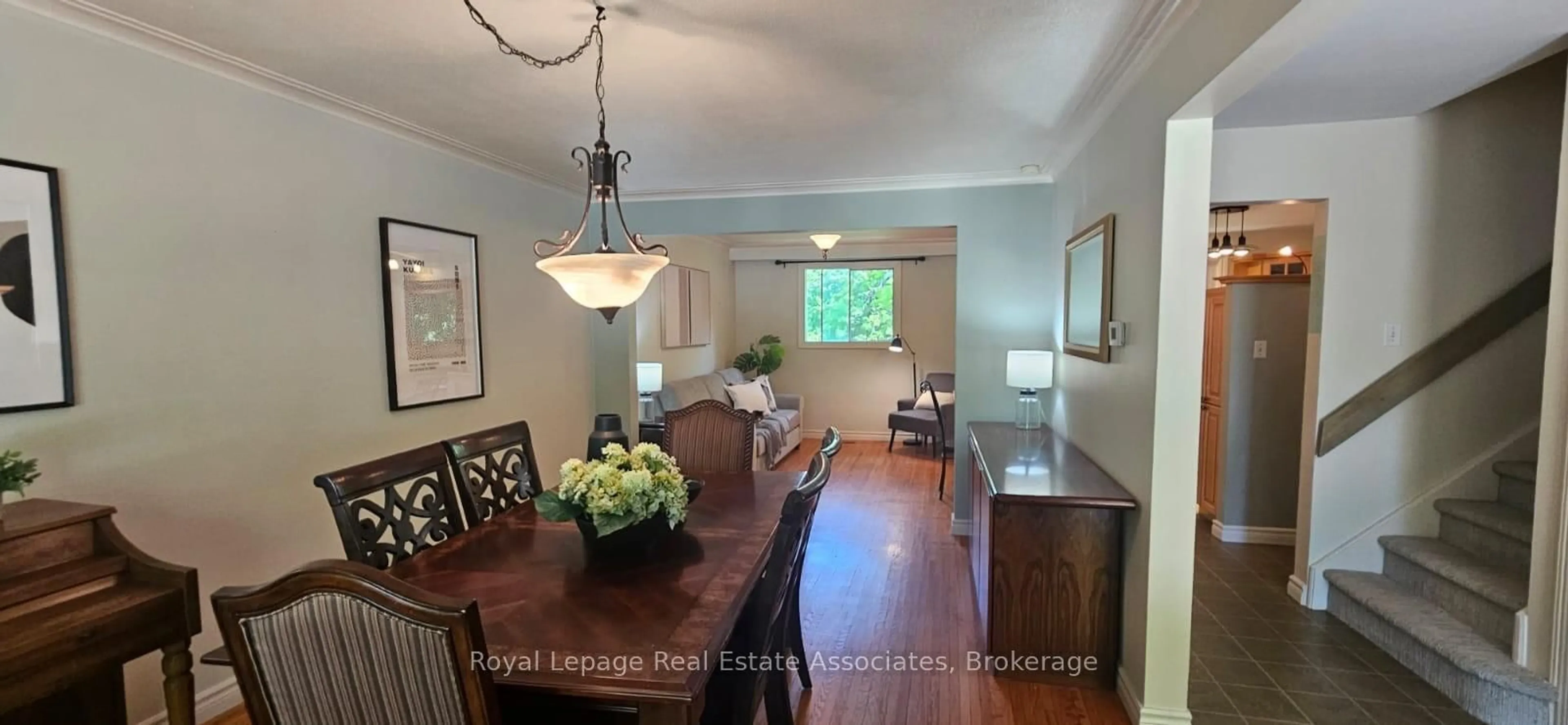 Dining room, wood/laminate floor for 17 Metcalfe Crt, Halton Hills Ontario L7G 4N7