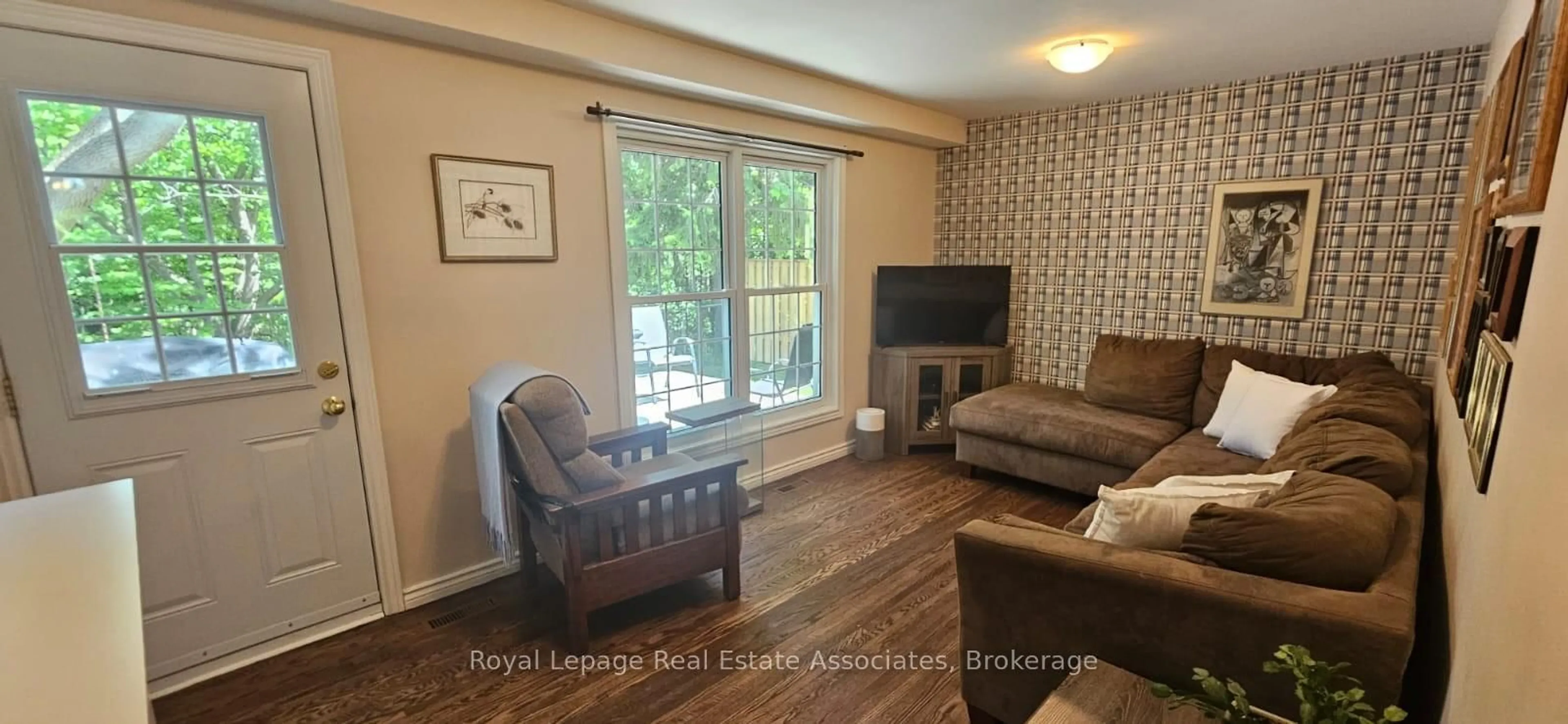 Living room with furniture, wood/laminate floor for 17 Metcalfe Crt, Halton Hills Ontario L7G 4N7