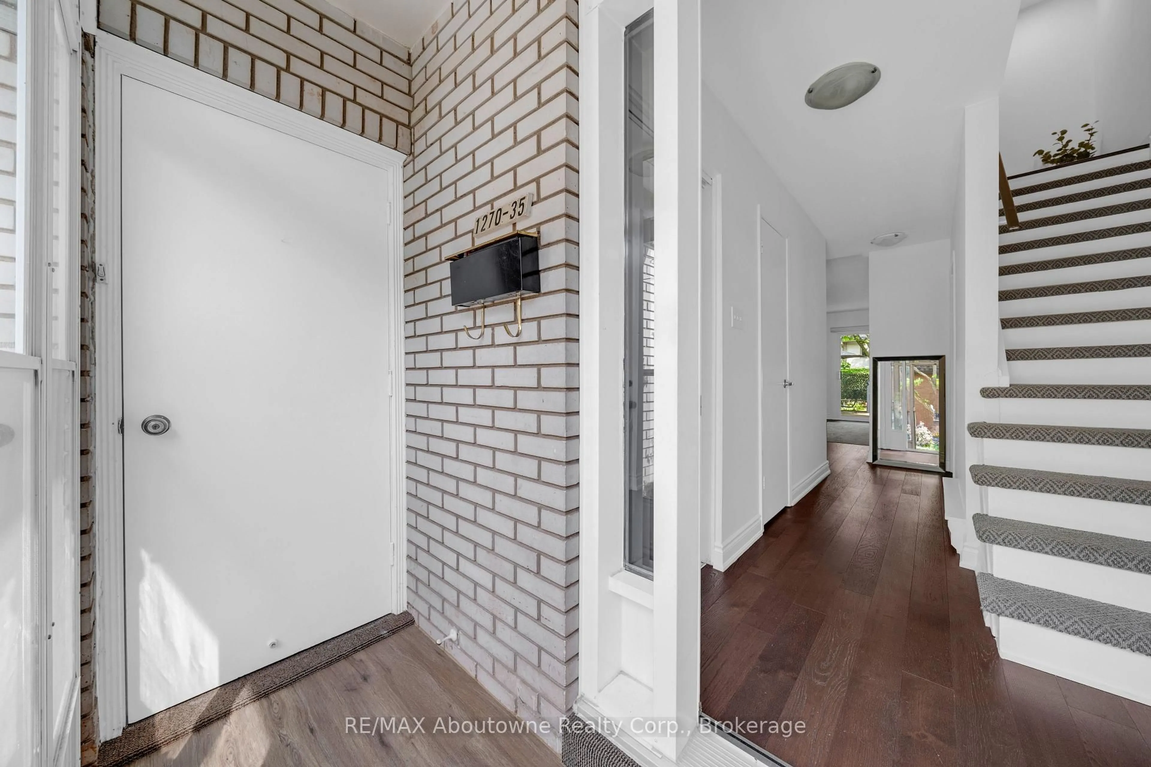 Indoor entryway for 1270 Gainsborough Dr #35, Oakville Ontario M9A 0E1