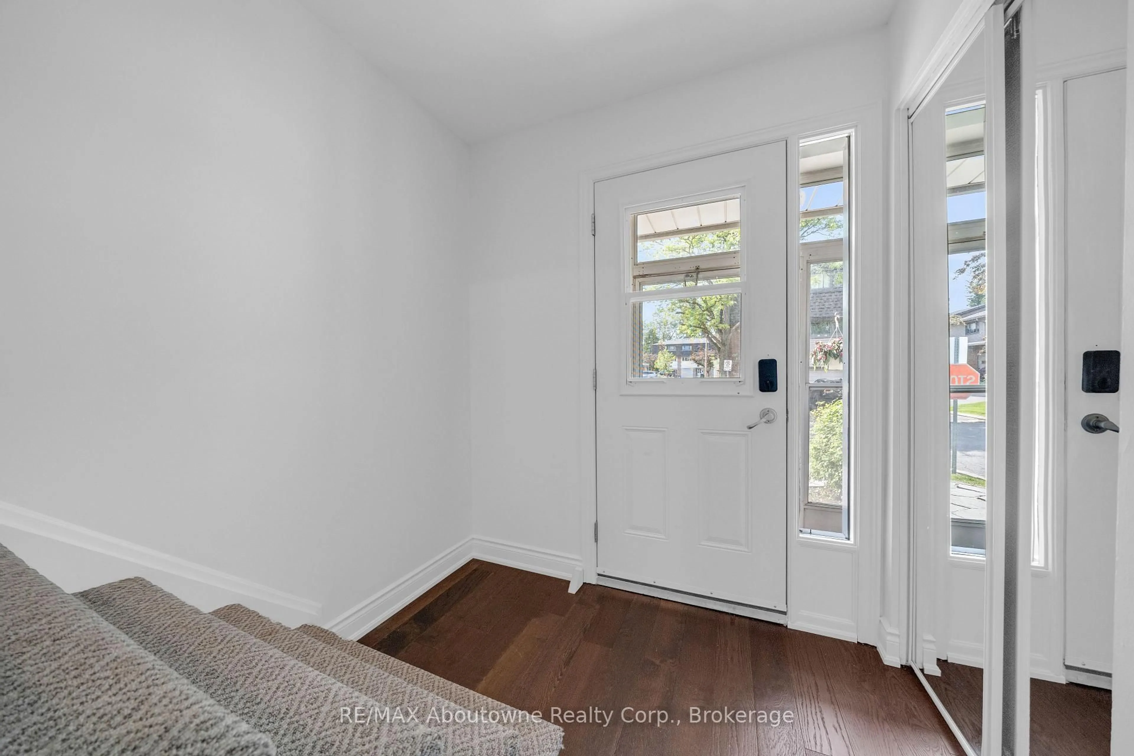 Indoor entryway for 1270 Gainsborough Dr #35, Oakville Ontario M9A 0E1