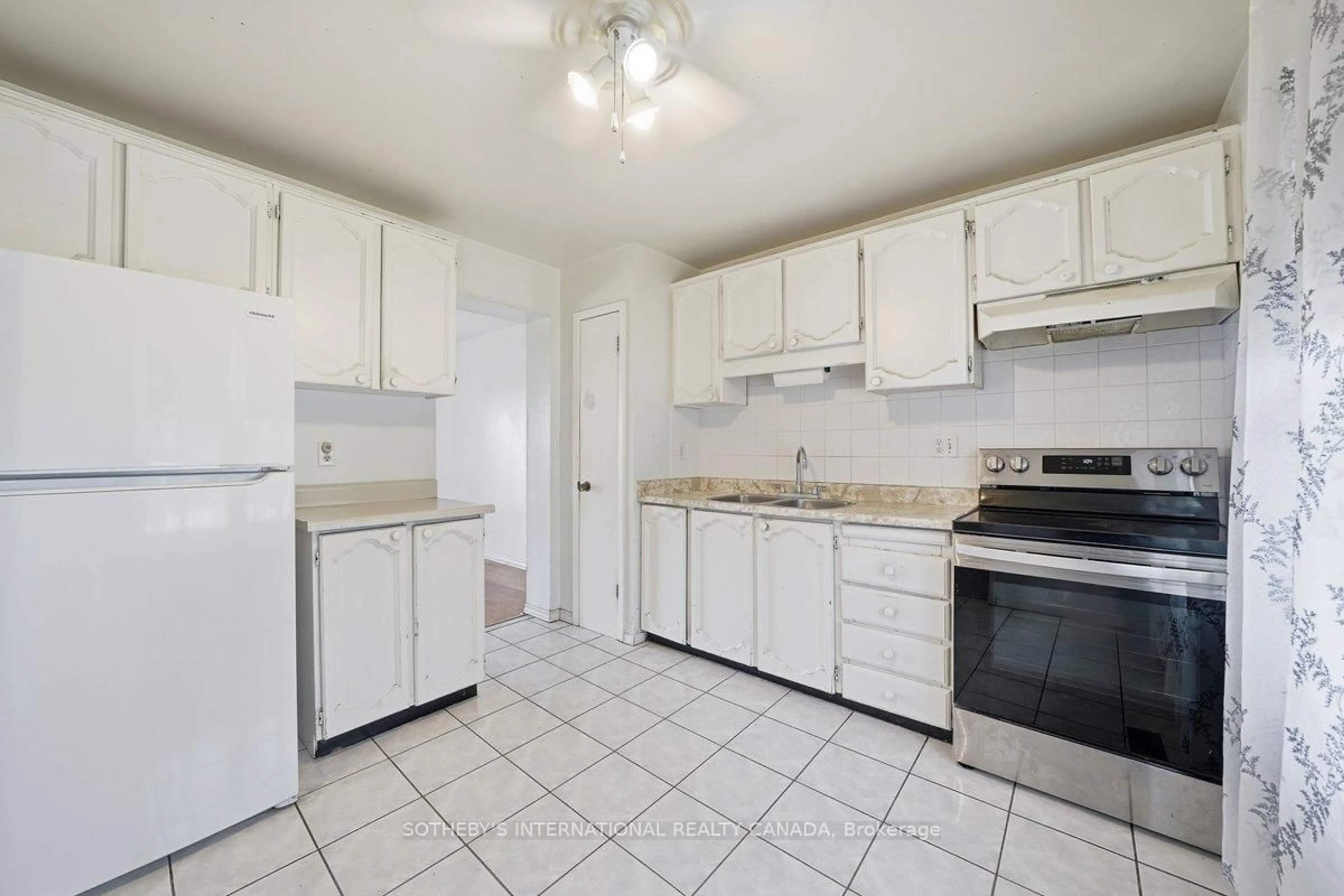 Standard kitchen, ceramic/tile floor for 120 Falconer Dr #34, Mississauga Ontario L5N 1P5