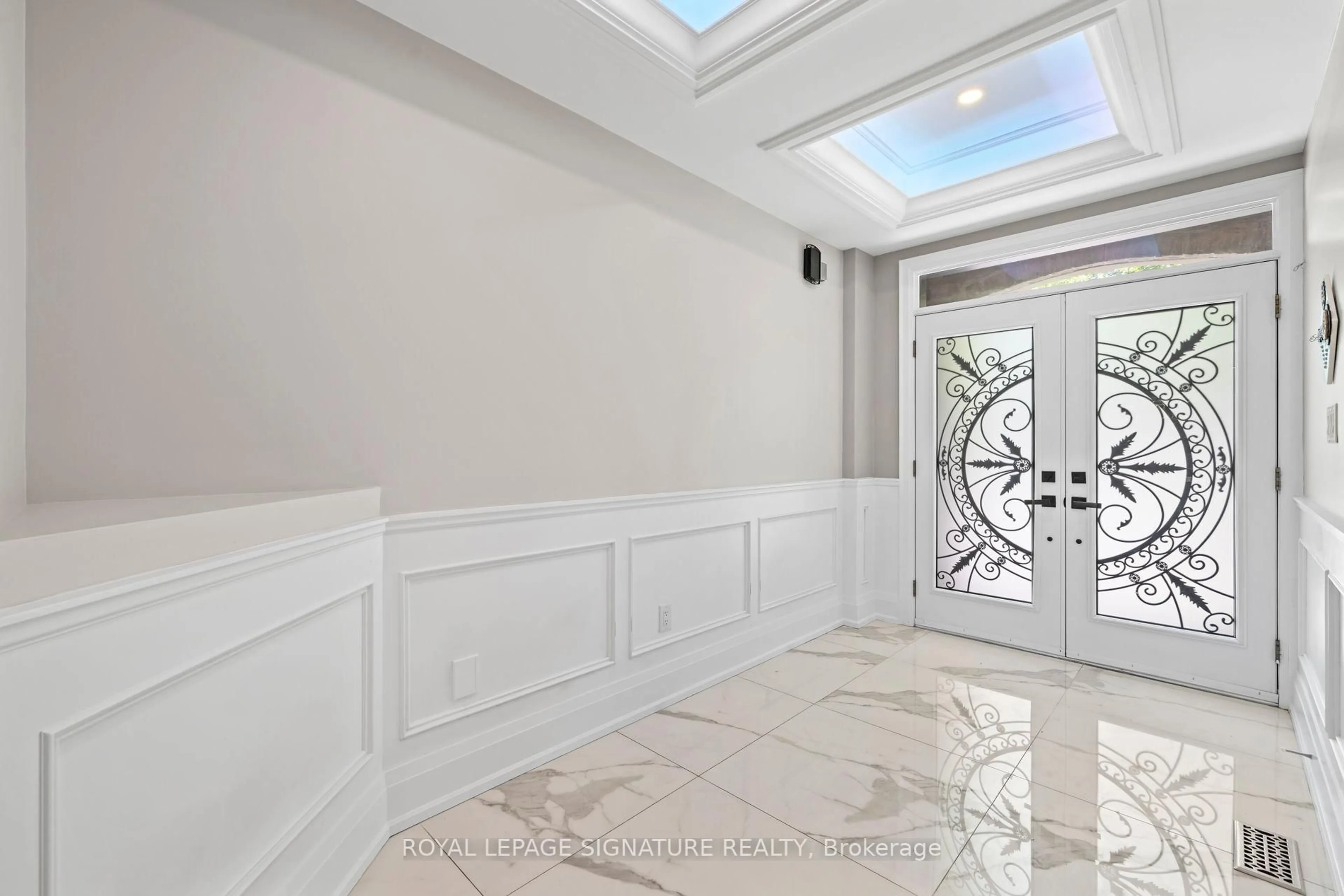 Indoor foyer for 2480 Upper Valley Cres, Oakville Ontario L6H 7P2