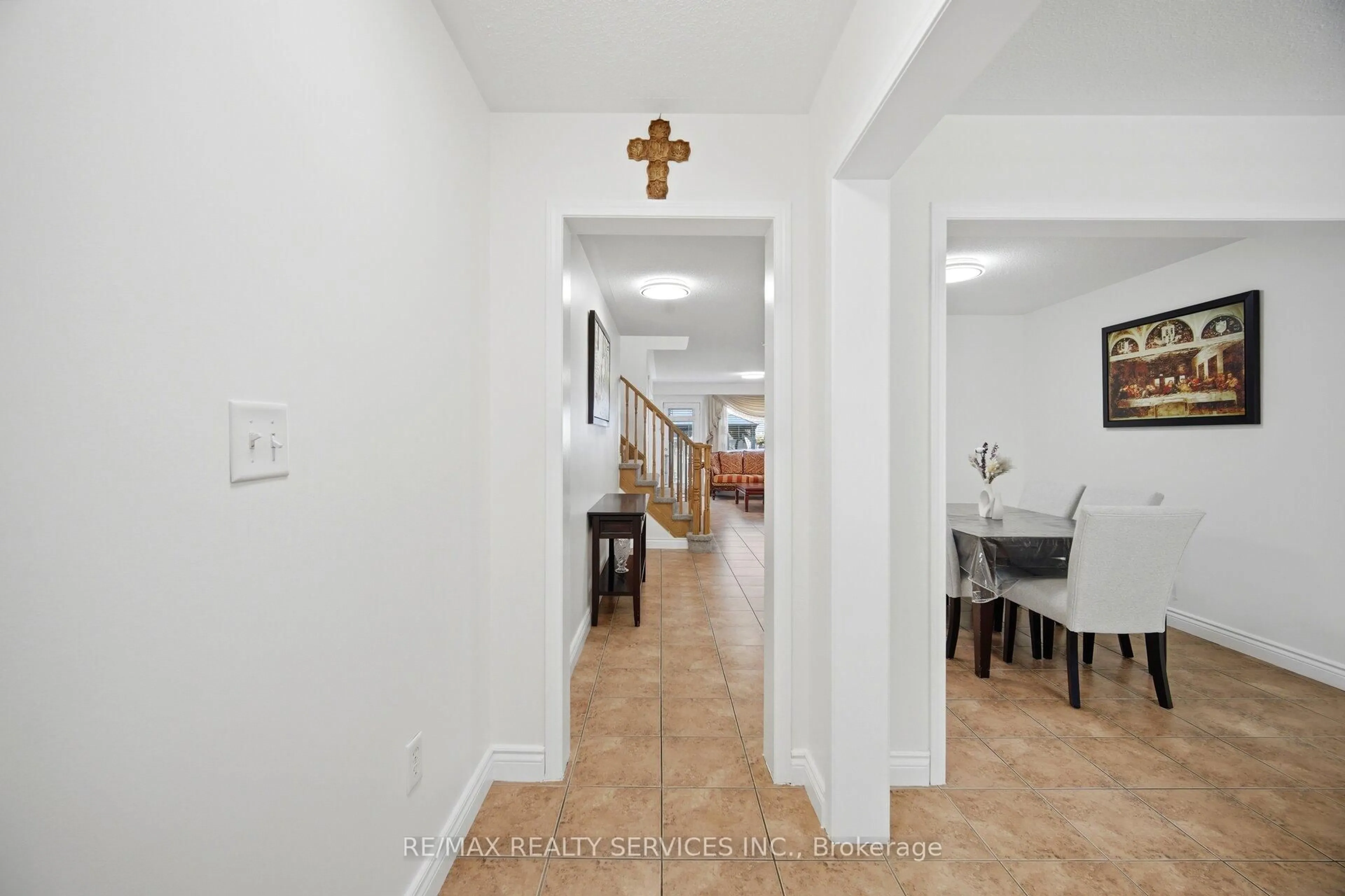 Indoor foyer for 28 Ponymeadow Way, Brampton Ontario L6X 0M3