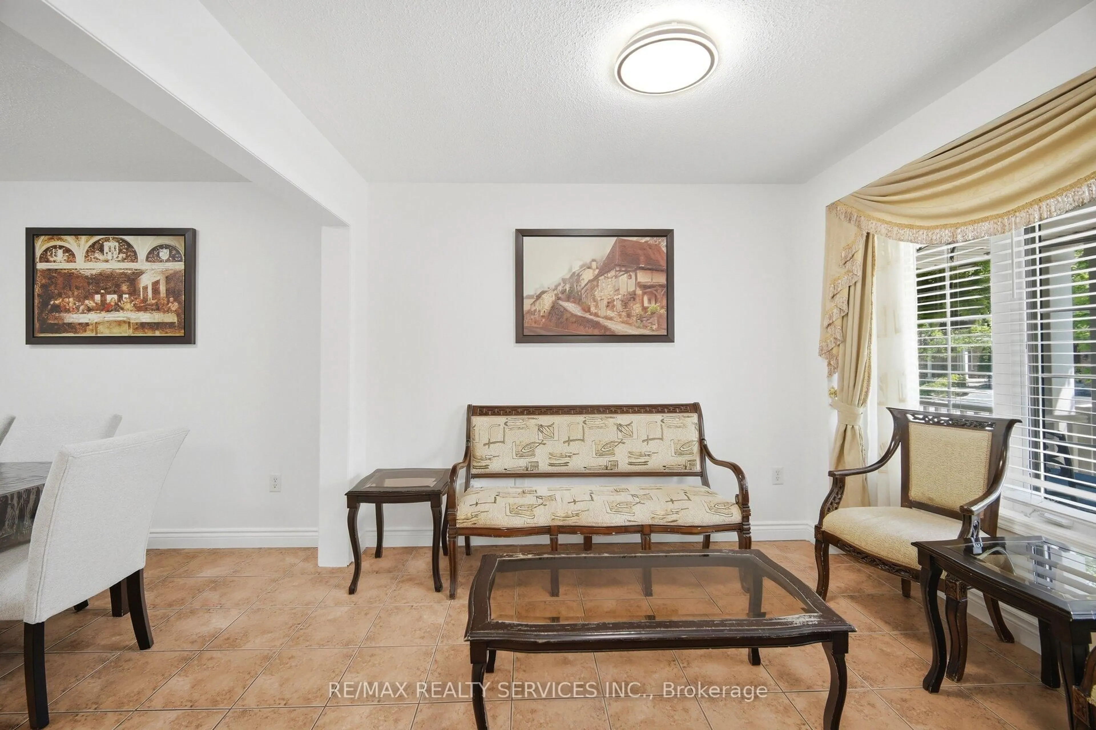 Living room with furniture, unknown for 28 Ponymeadow Way, Brampton Ontario L6X 0M3