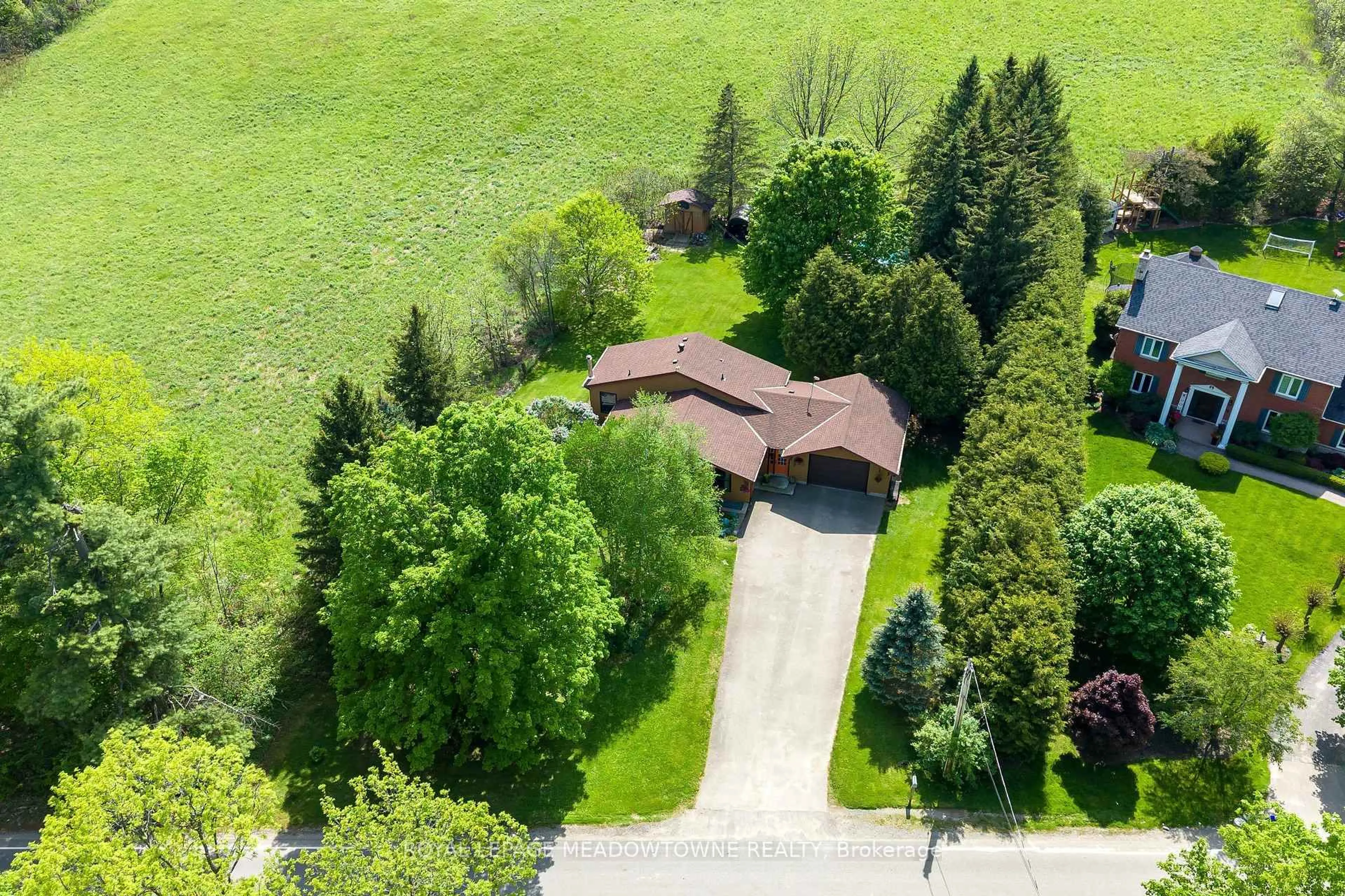 A pic from outside/outdoor area/front of a property/back of a property/a pic from drone, unknown for 12072 Sixth Line, Halton Hills Ontario L0P 1H0