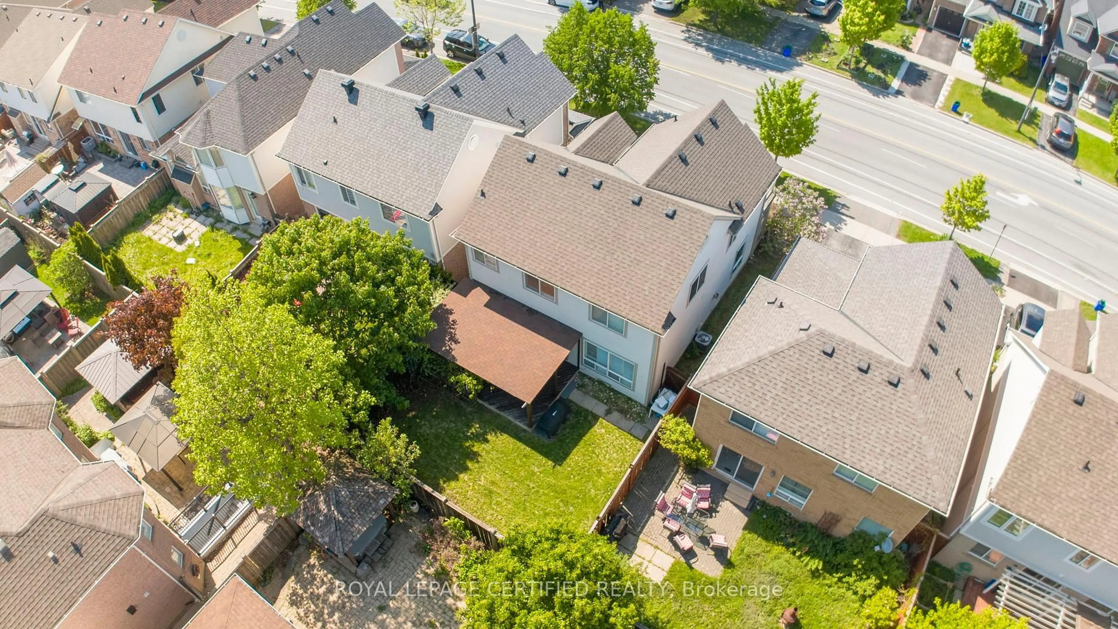 A pic from outside/outdoor area/front of a property/back of a property/a pic from drone, city buildings view from balcony for 1662 Clark Blvd, Milton Ontario L9T 5Z5