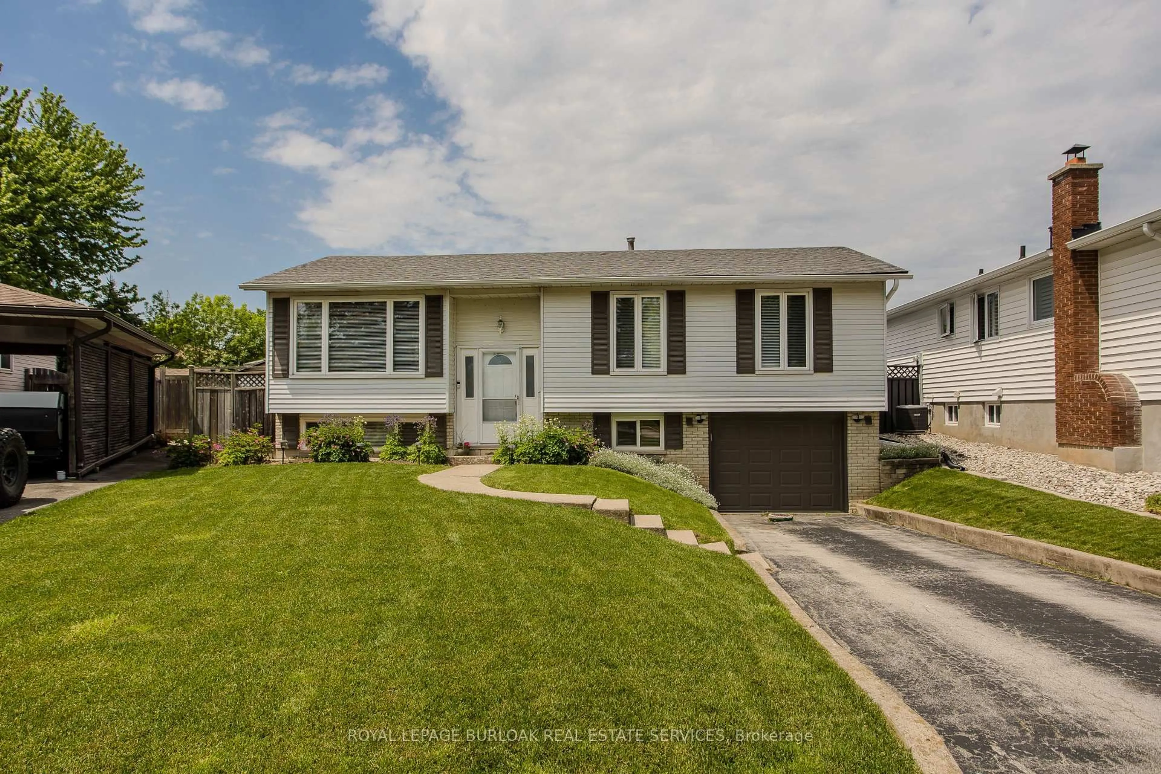 Home with vinyl exterior material, street for 3125 Michael Cres, Burlington Ontario L7M 1V3