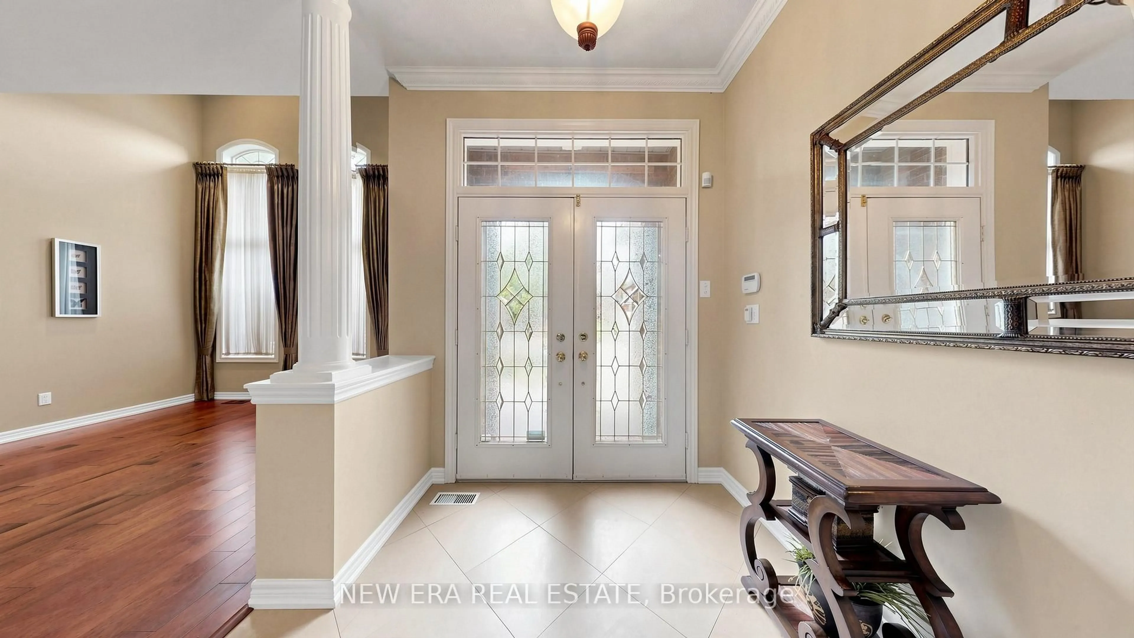 Indoor entryway for 1206 Lindenrock Dr, Oakville Ontario L6H 6T4