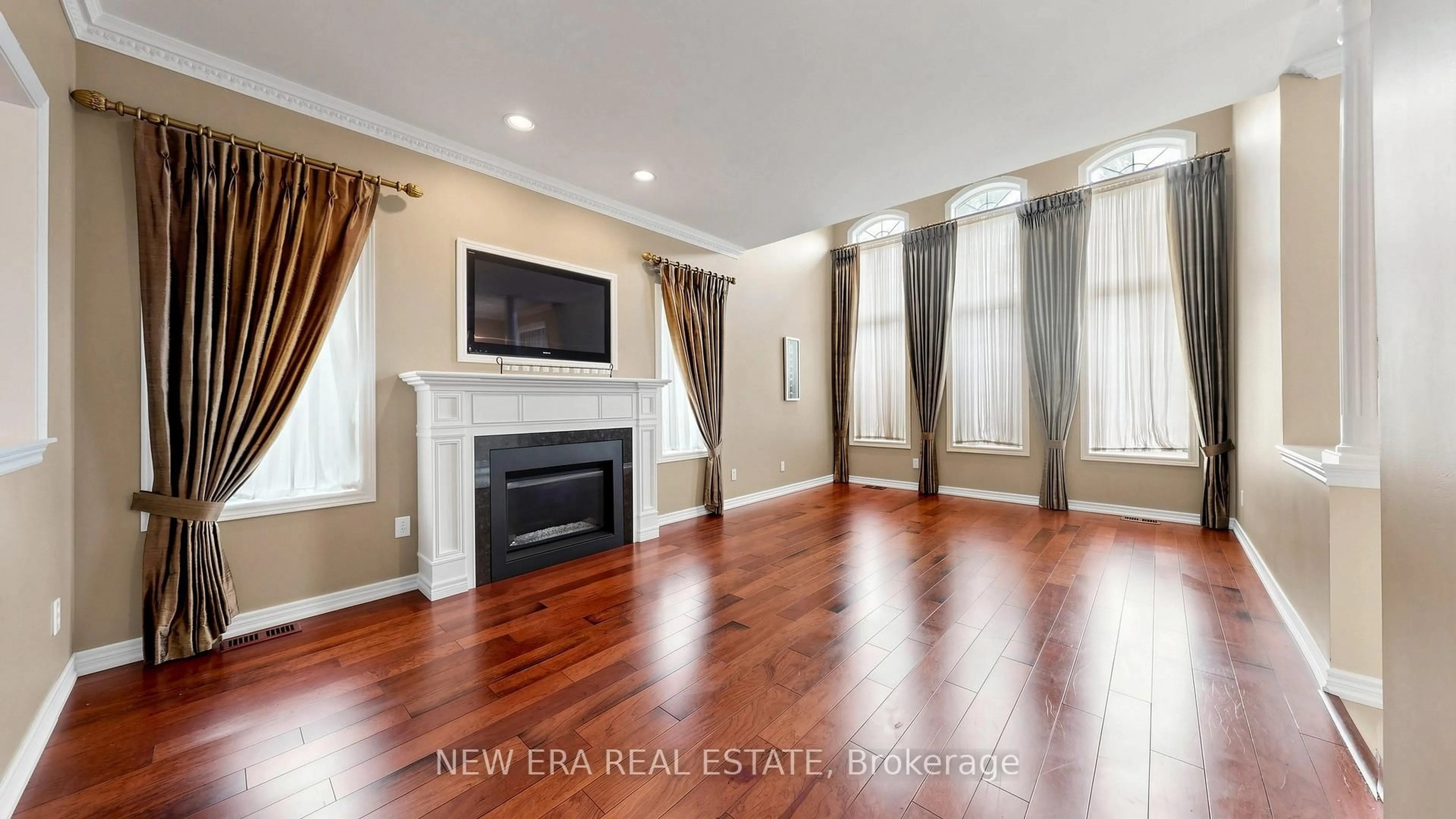Living room with furniture, wood/laminate floor for 1206 Lindenrock Dr, Oakville Ontario L6H 6T4