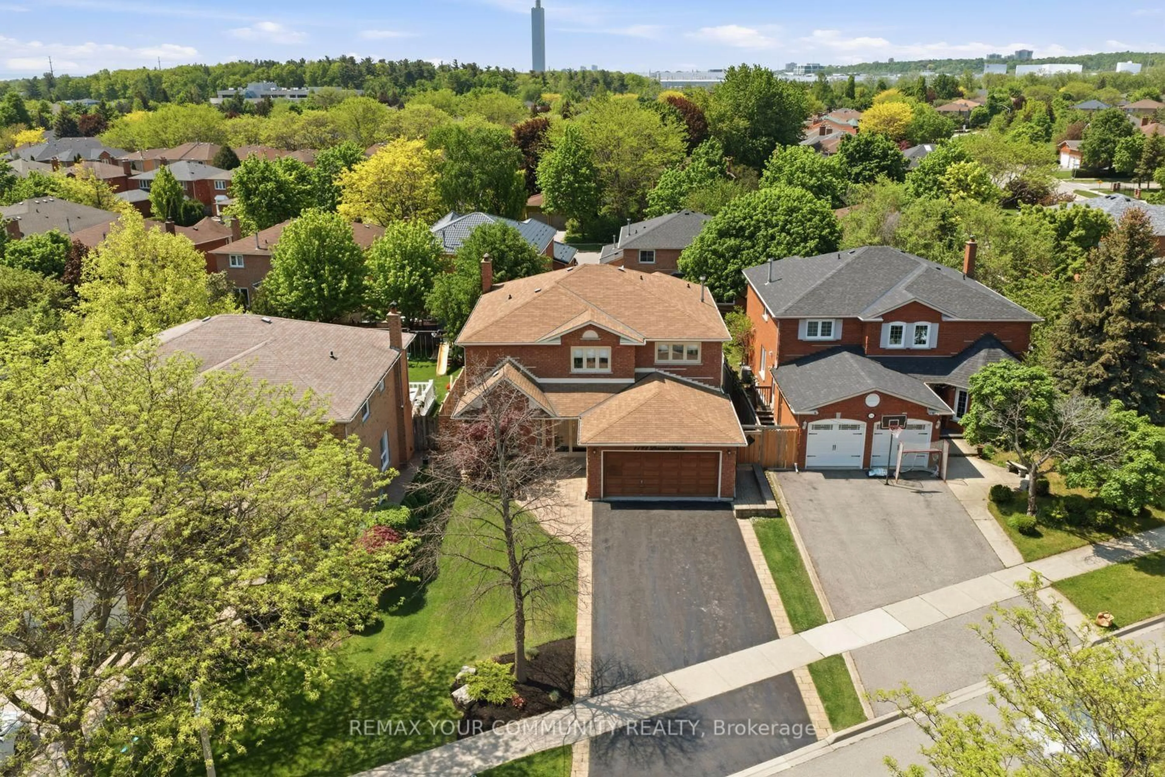 A pic from outside/outdoor area/front of a property/back of a property/a pic from drone, street for 1198 Derrald Dr, Oakville Ontario L6J 7K4