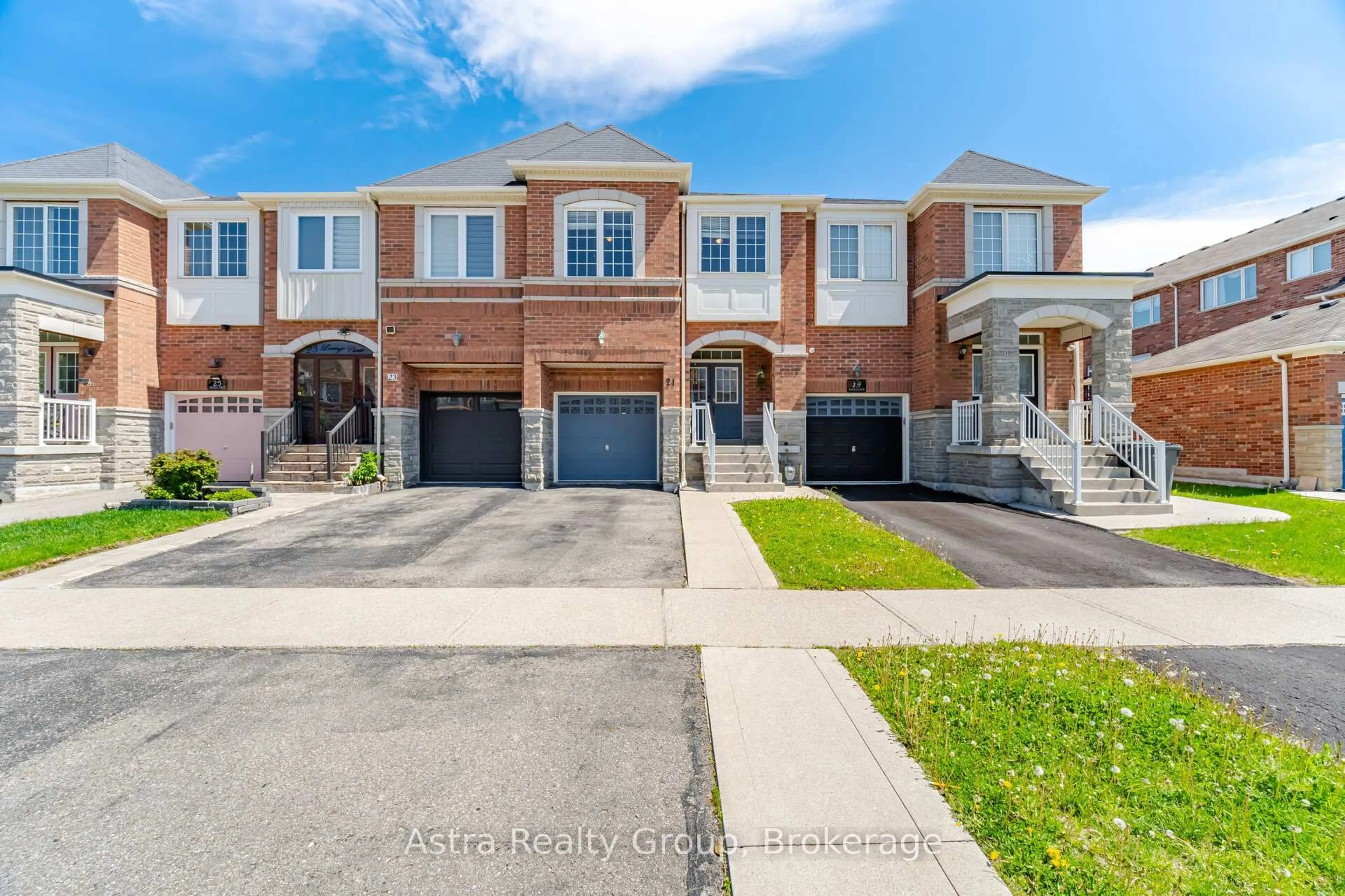 A pic from outside/outdoor area/front of a property/back of a property/a pic from drone, street for 21 Lorenzo Circ, Brampton Ontario L6R 3N3