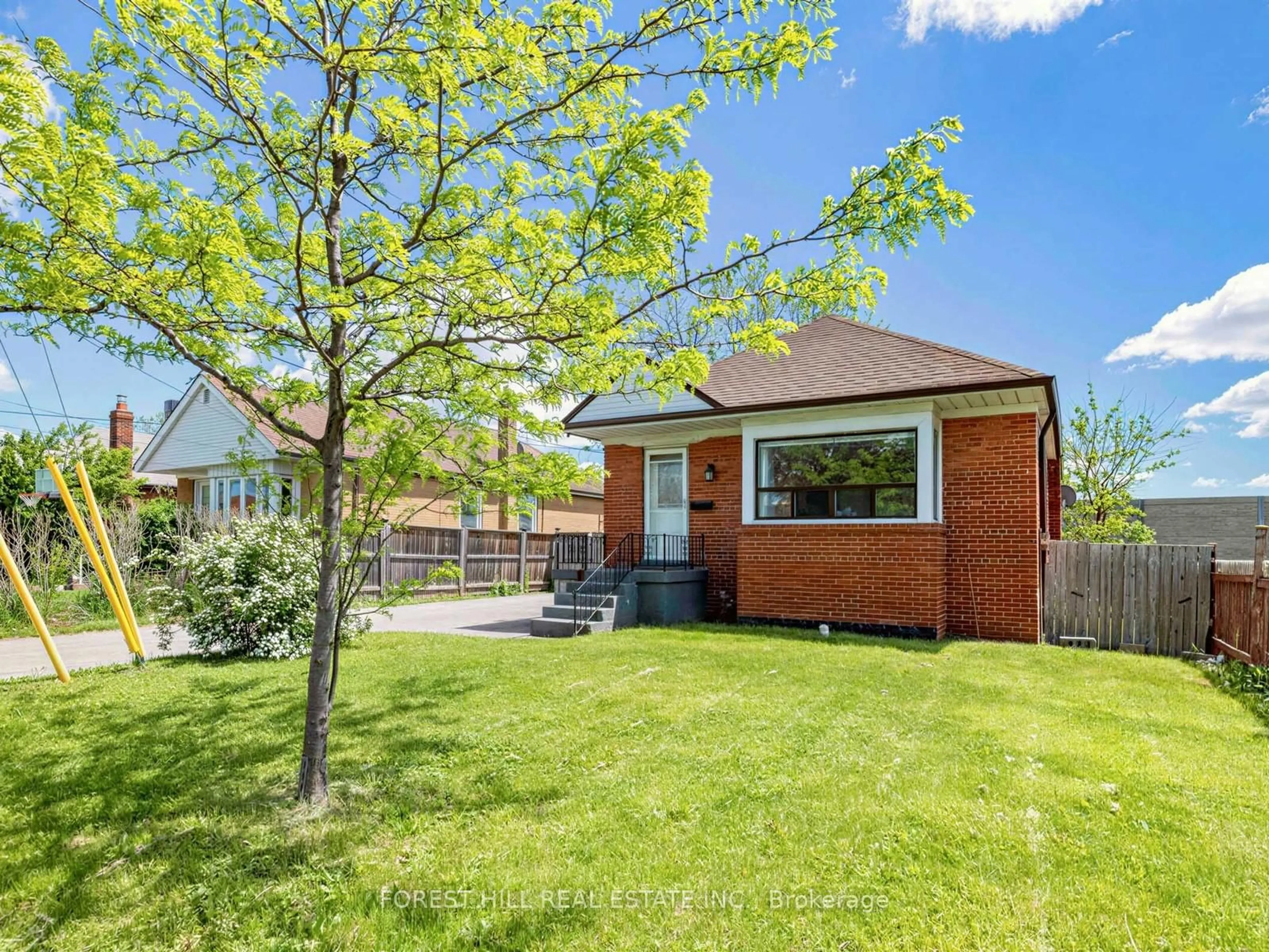 A pic from outside/outdoor area/front of a property/back of a property/a pic from drone, street for 101 Whitley Ave, Toronto Ontario M3K 1A1