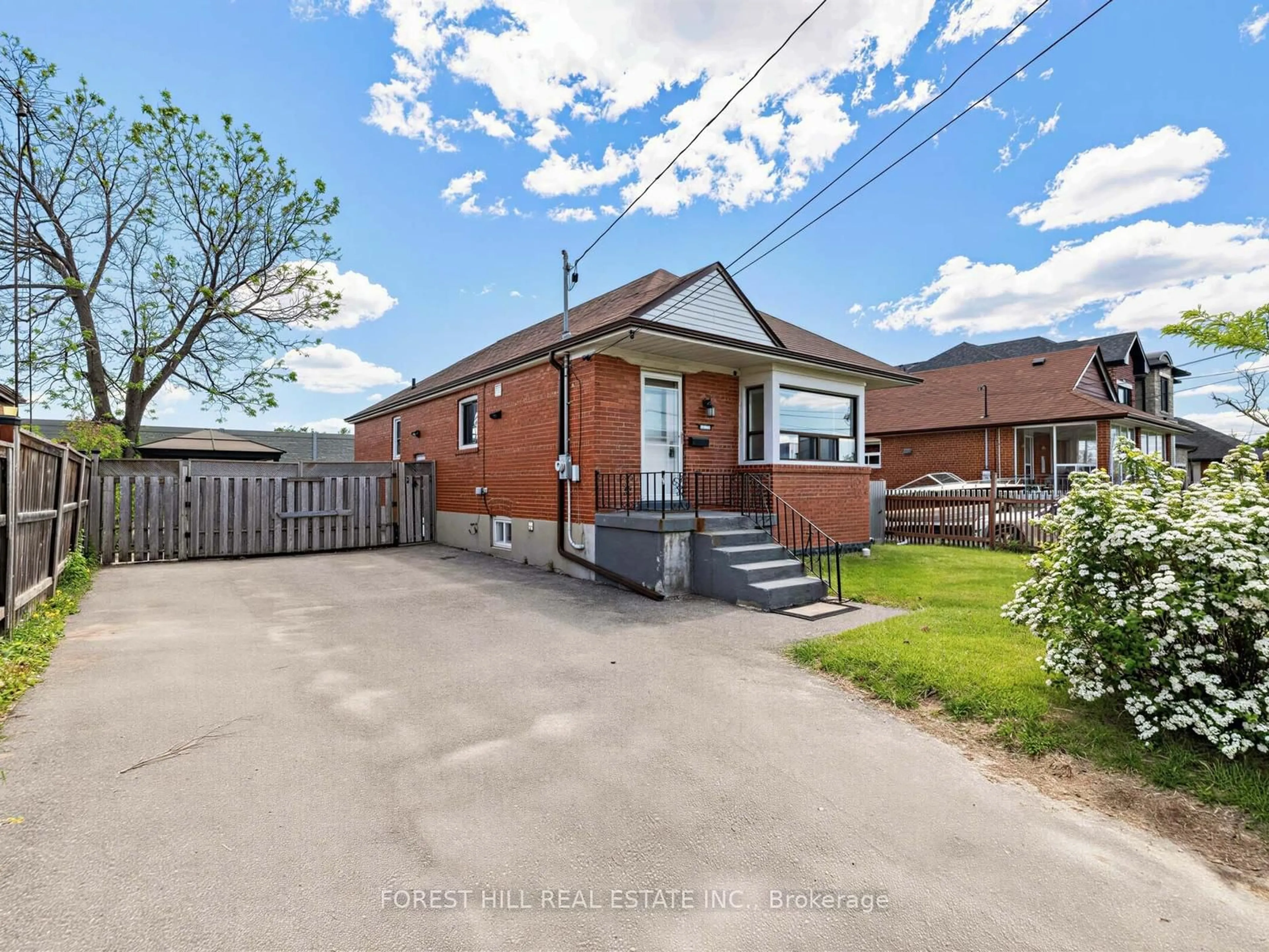 A pic from outside/outdoor area/front of a property/back of a property/a pic from drone, street for 101 Whitley Ave, Toronto Ontario M3K 1A1