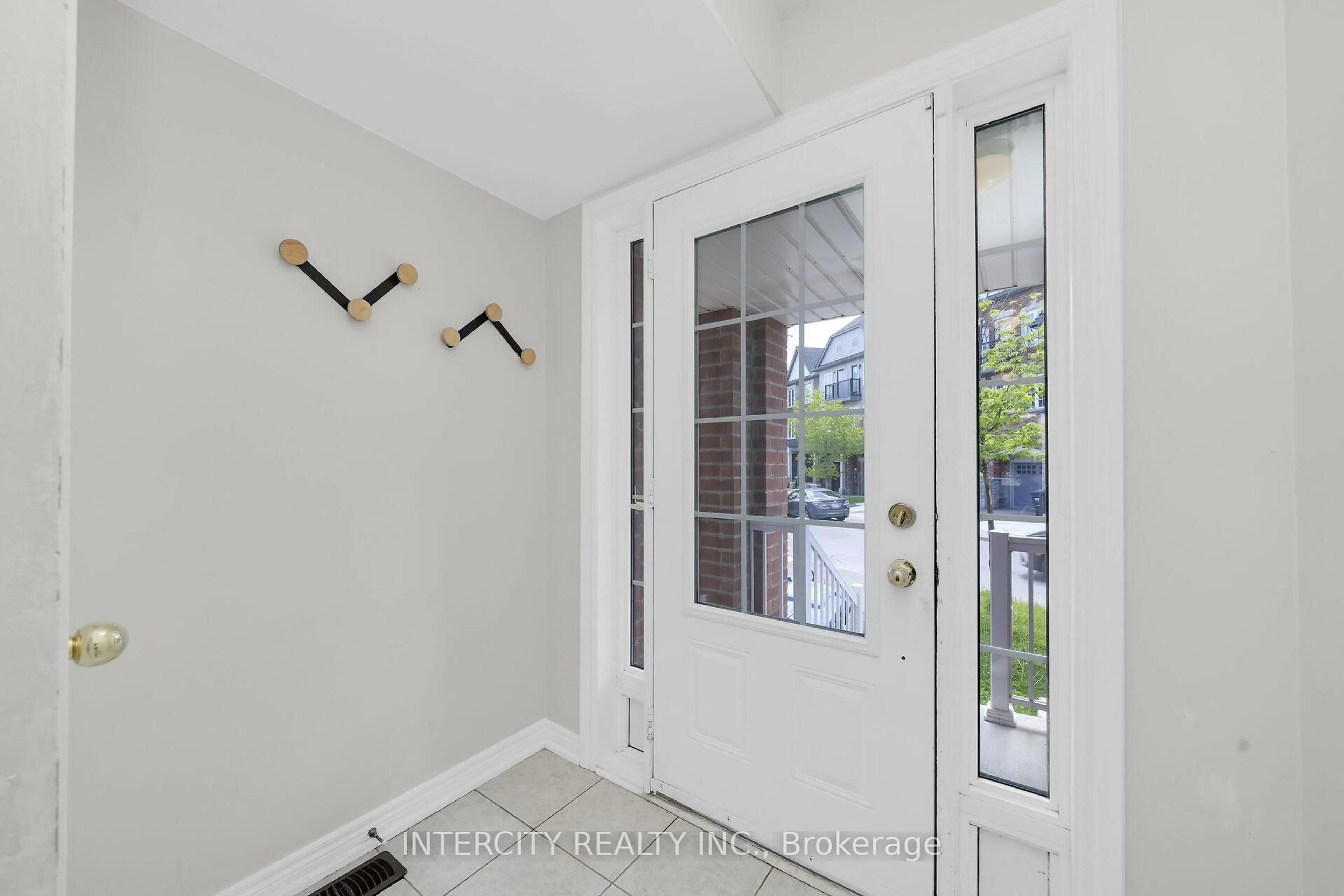 Indoor entryway for 14 Rabbit Run Way, Brampton Ontario L6Z 0J2