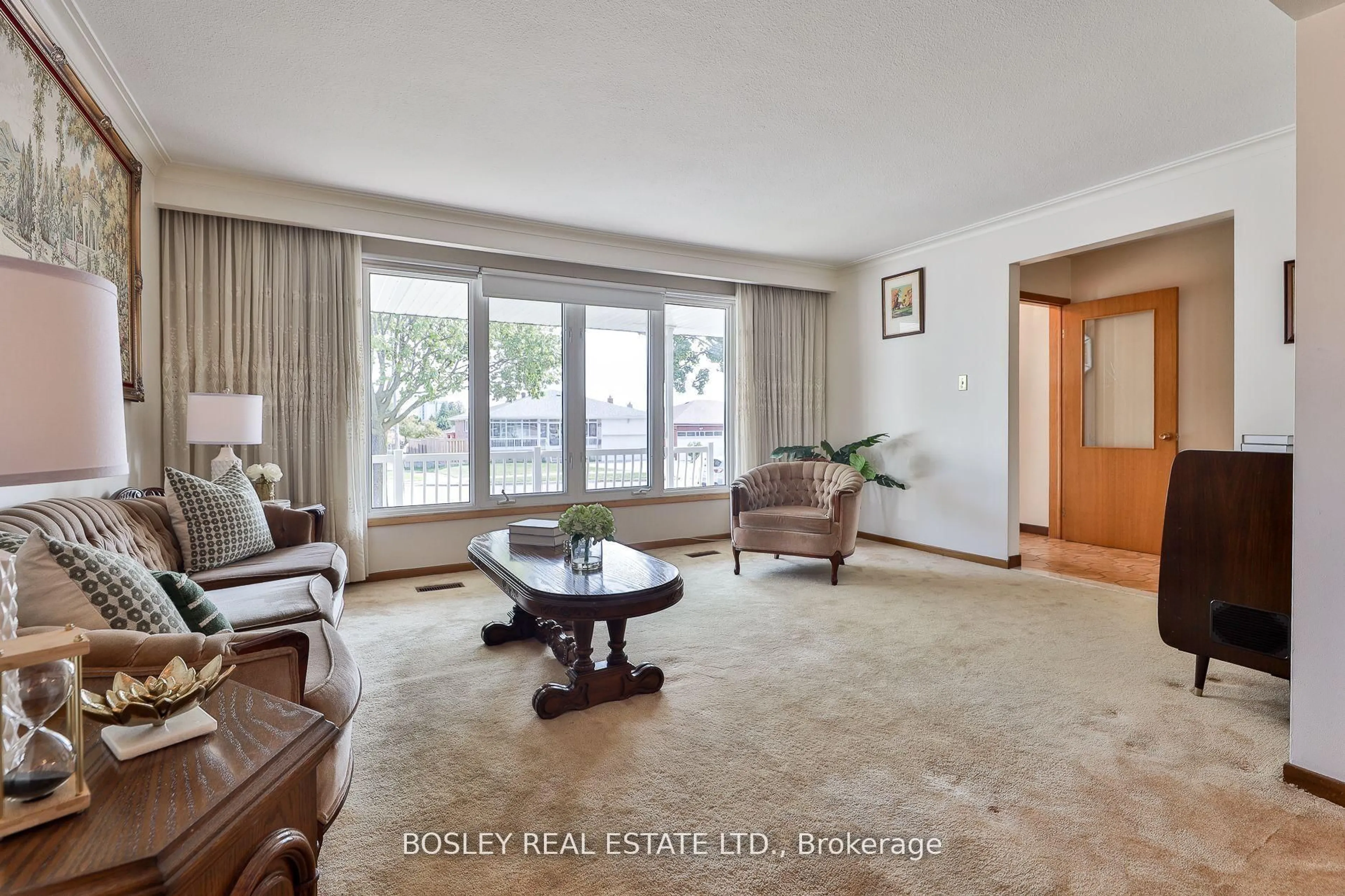 Living room with furniture, unknown for 61 Bartel Dr, Toronto Ontario M3N 1C8