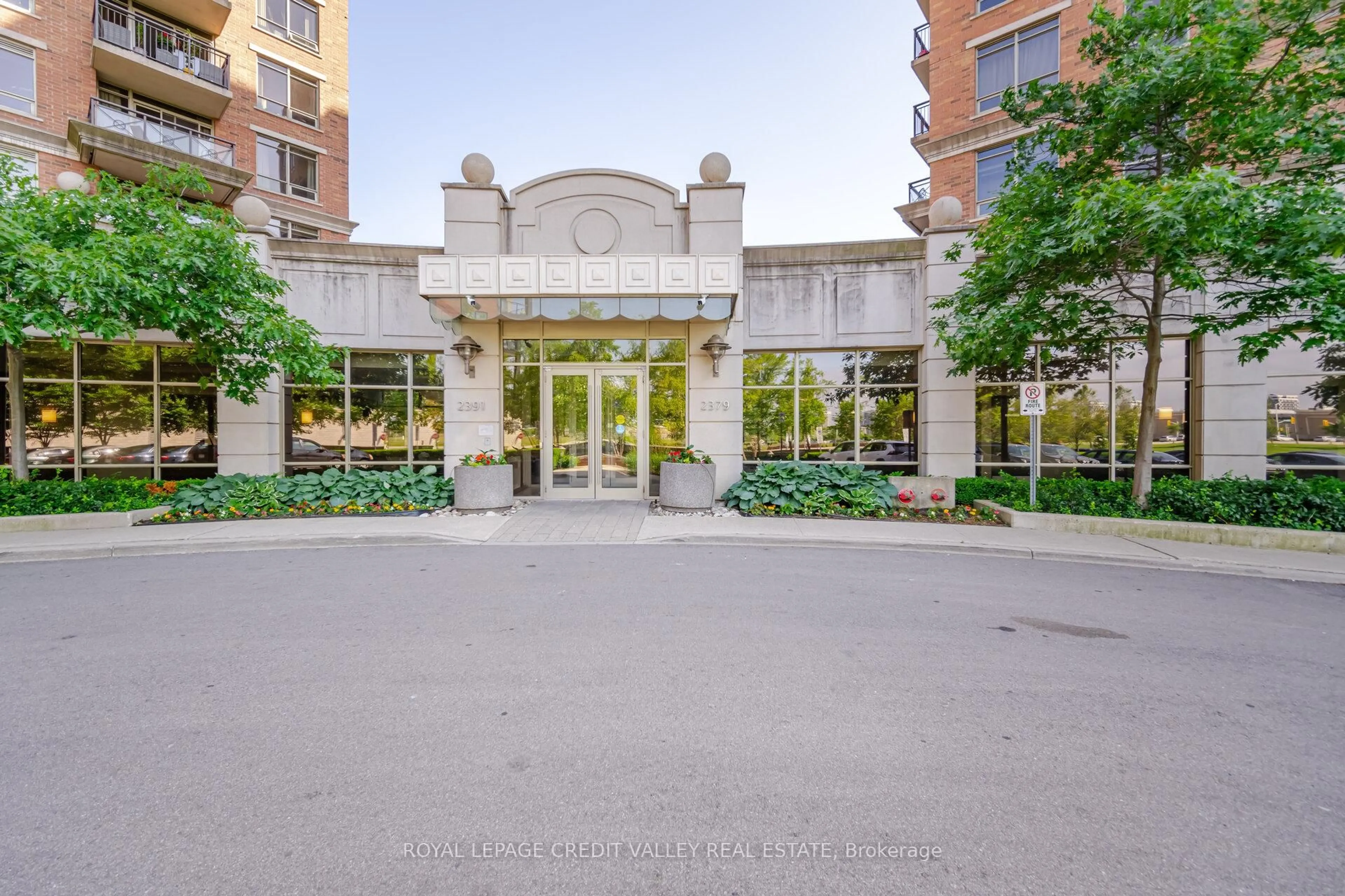 Indoor foyer for 2379 Central Park Dr #501, Oakville Ontario L6H 0E3
