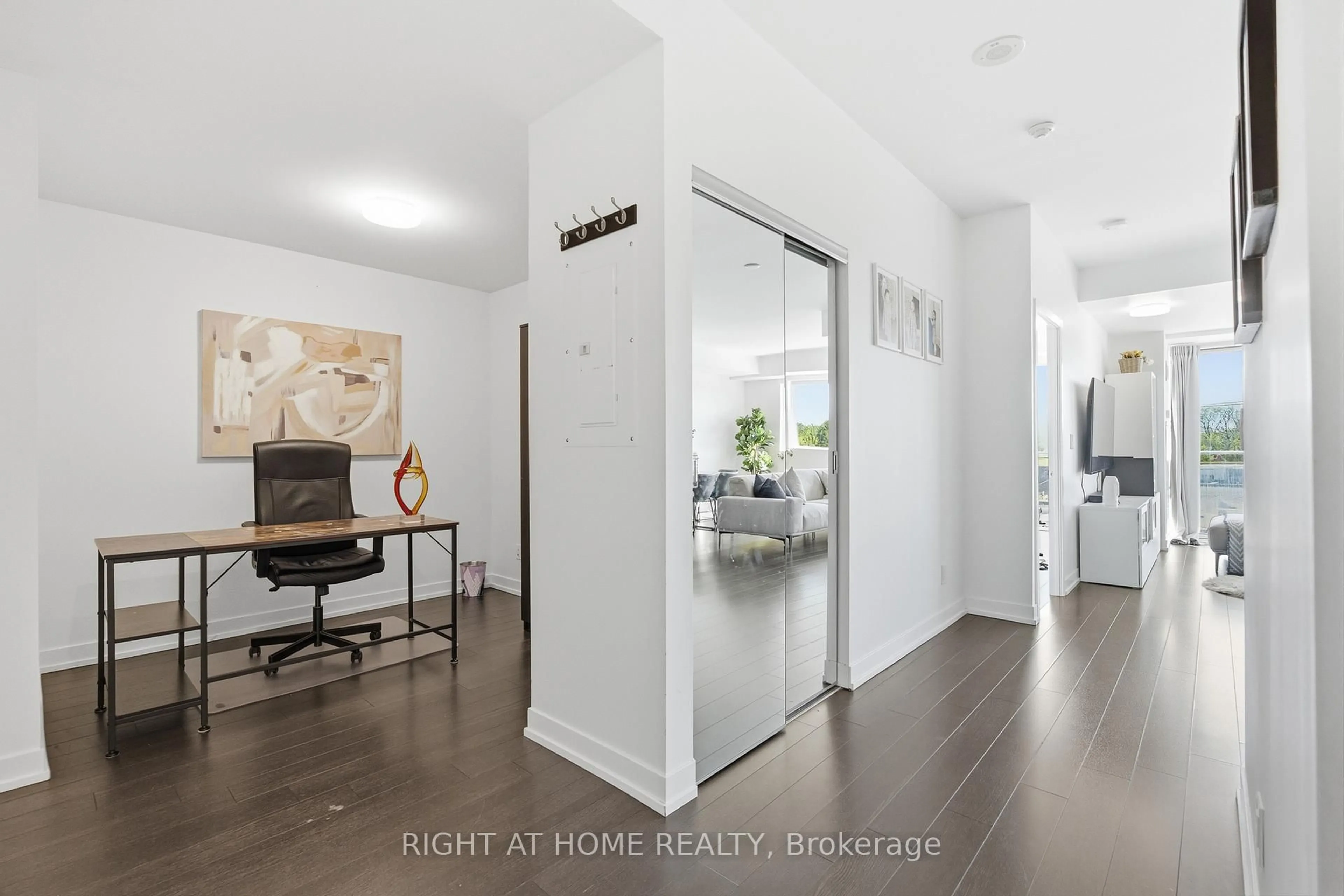 Indoor entryway for 5101 Dundas St #411, Toronto Ontario M9A 5G8