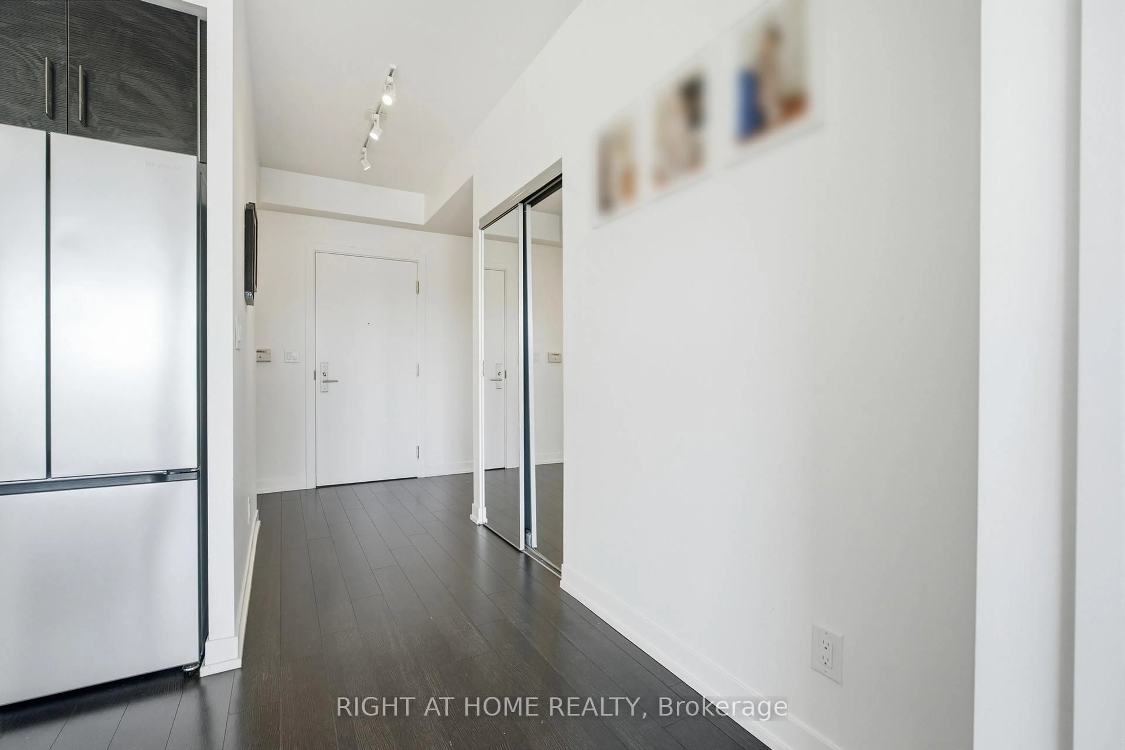 Indoor entryway for 5101 Dundas St #411, Toronto Ontario M9A 5G8