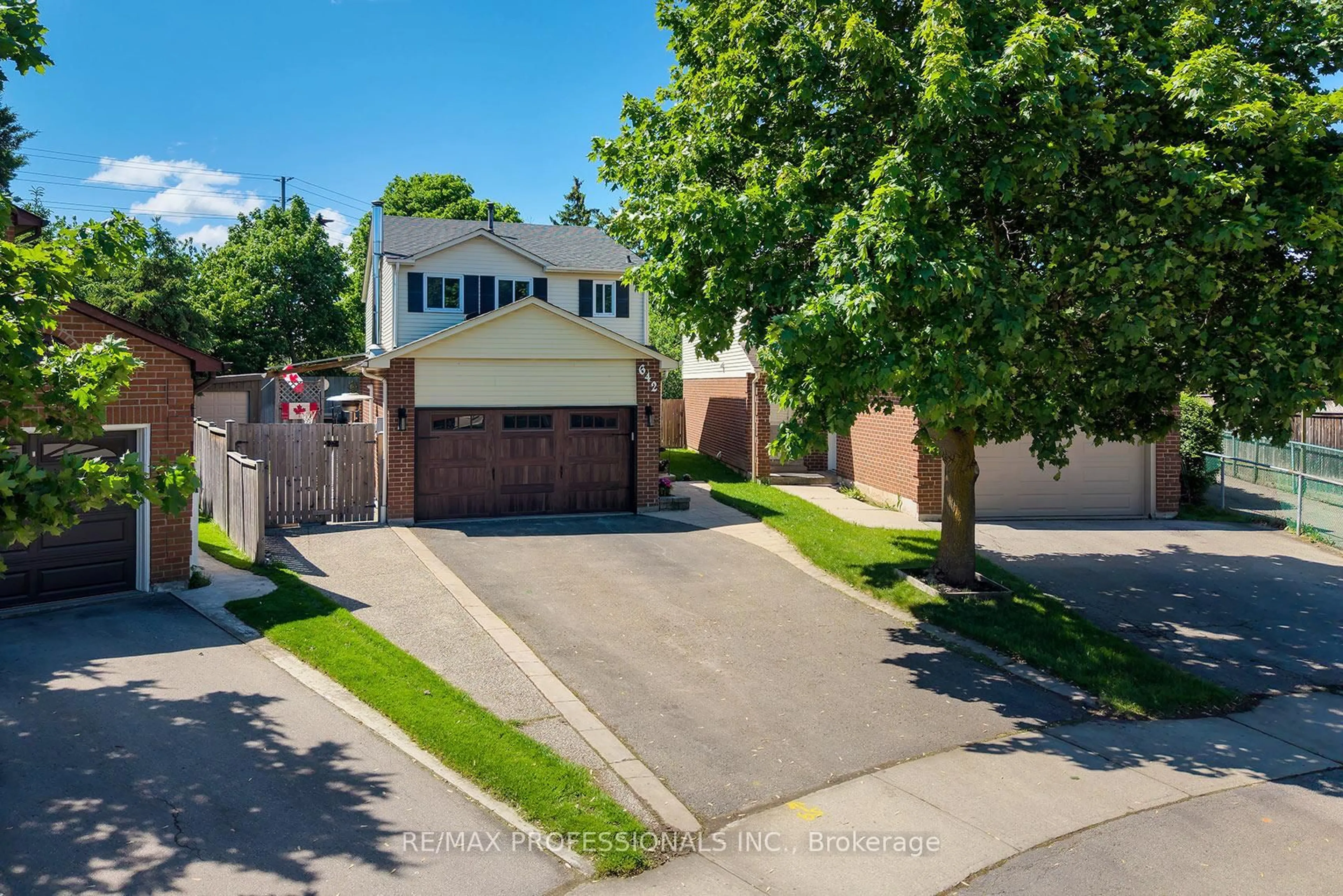 A pic from outside/outdoor area/front of a property/back of a property/a pic from drone, street for 642 Roseheath Dr, Milton Ontario L9T 4V6