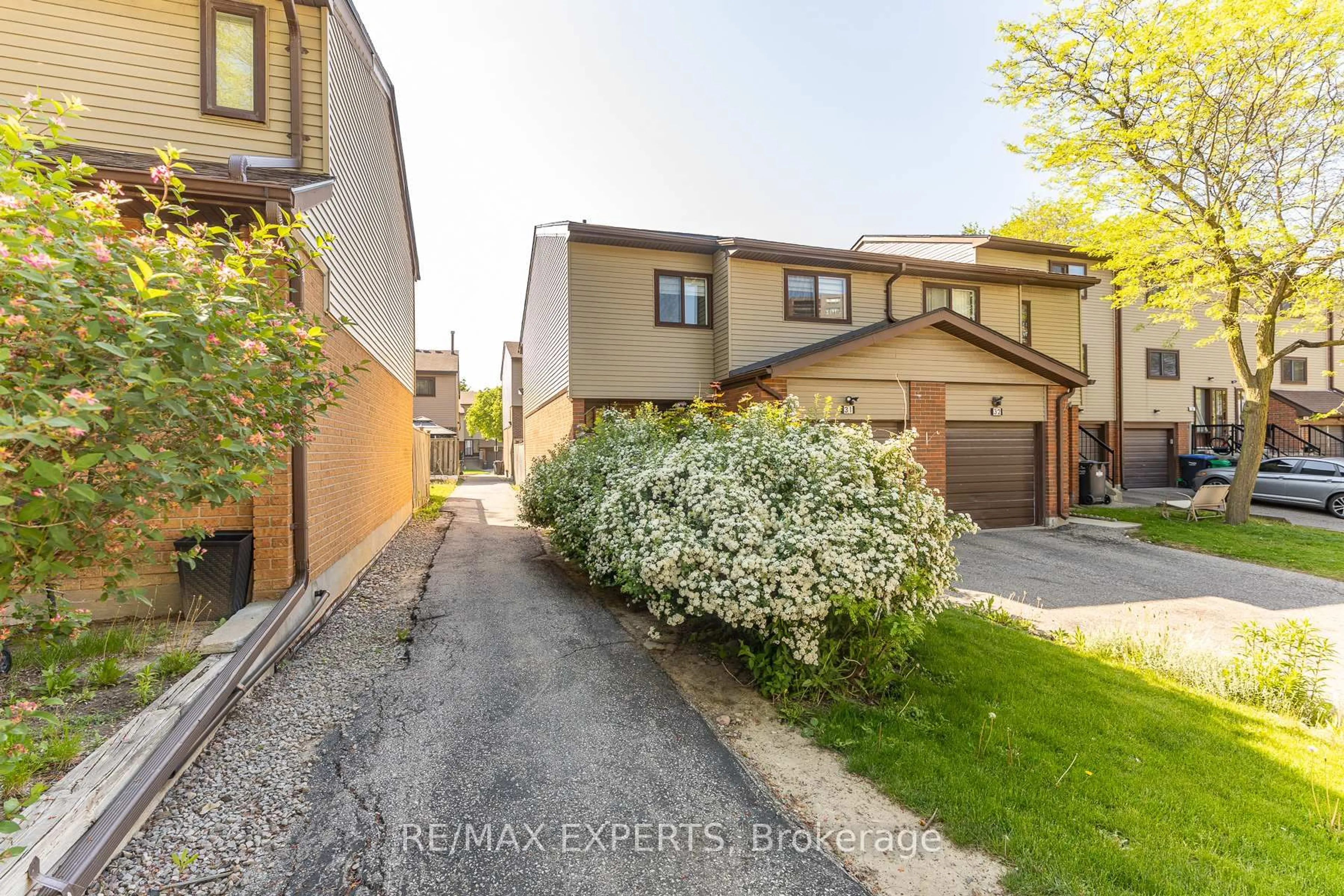 A pic from outside/outdoor area/front of a property/back of a property/a pic from drone, street for 31 Carleton Pl, Brampton Ontario L6T 3Z4