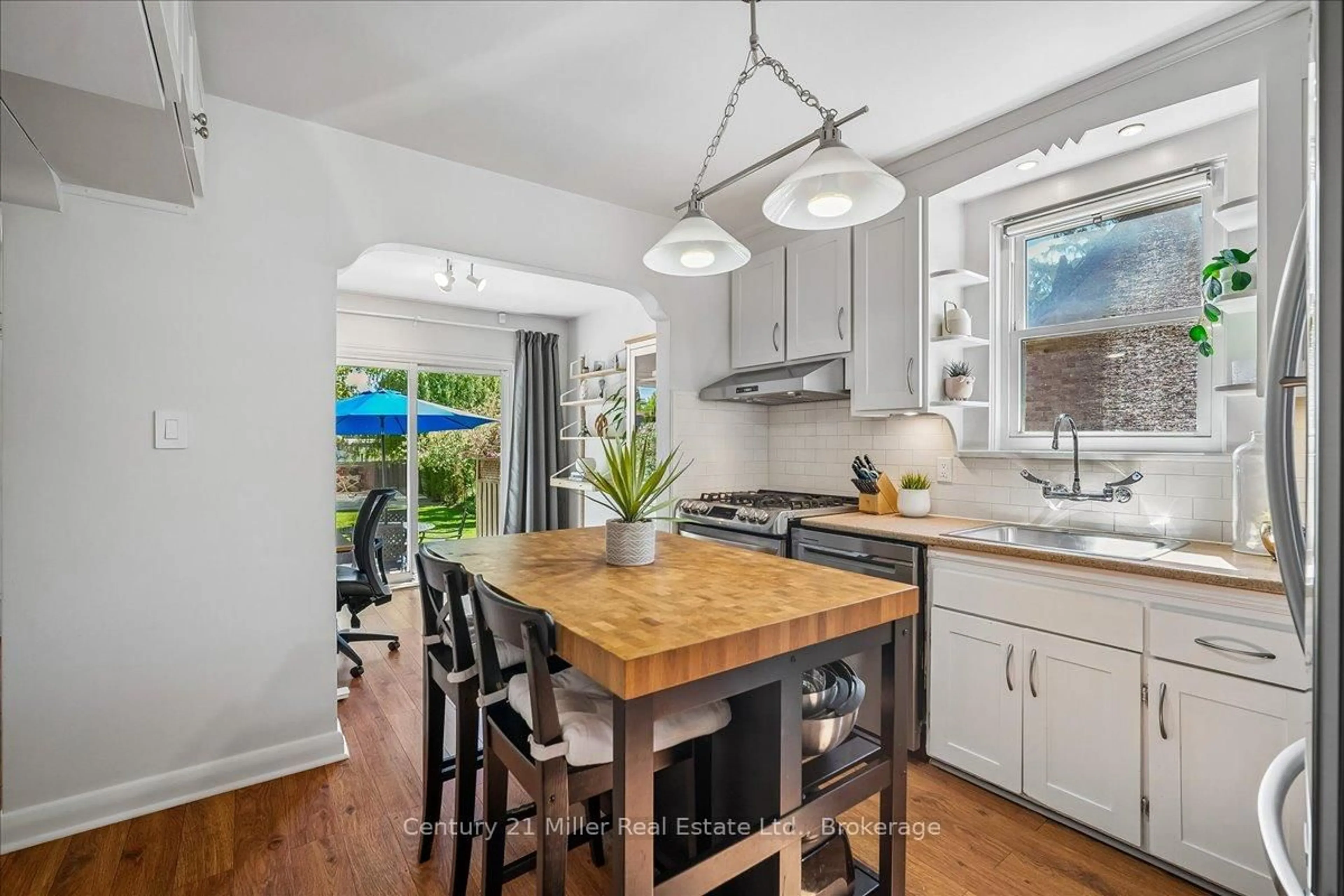Open concept kitchen, unknown for 1583 Blanefield Rd, Mississauga Ontario L5G 4H3