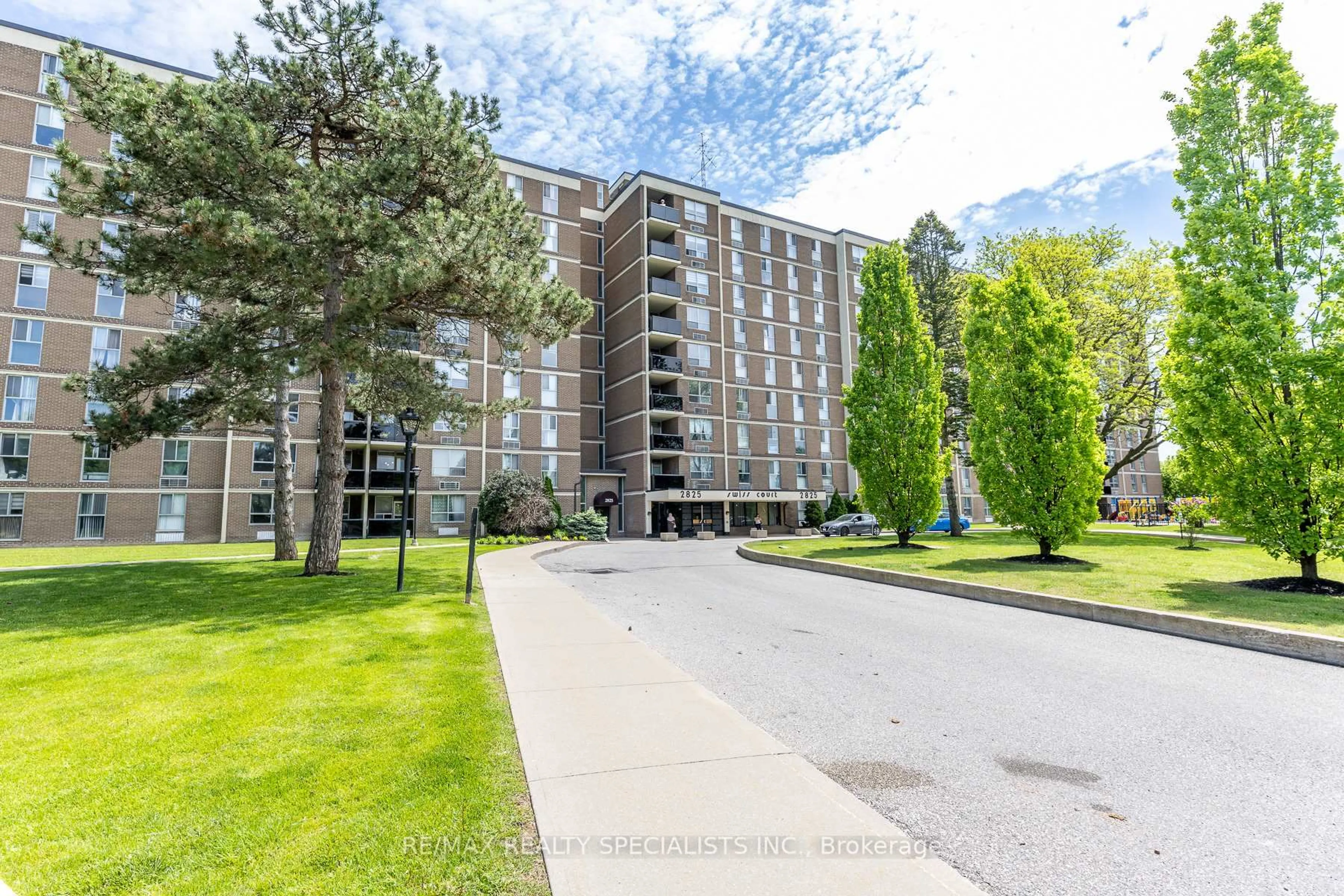 A pic from outside/outdoor area/front of a property/back of a property/a pic from drone, unknown for 2825 Islington Ave #507, Toronto Ontario M9L 2K1