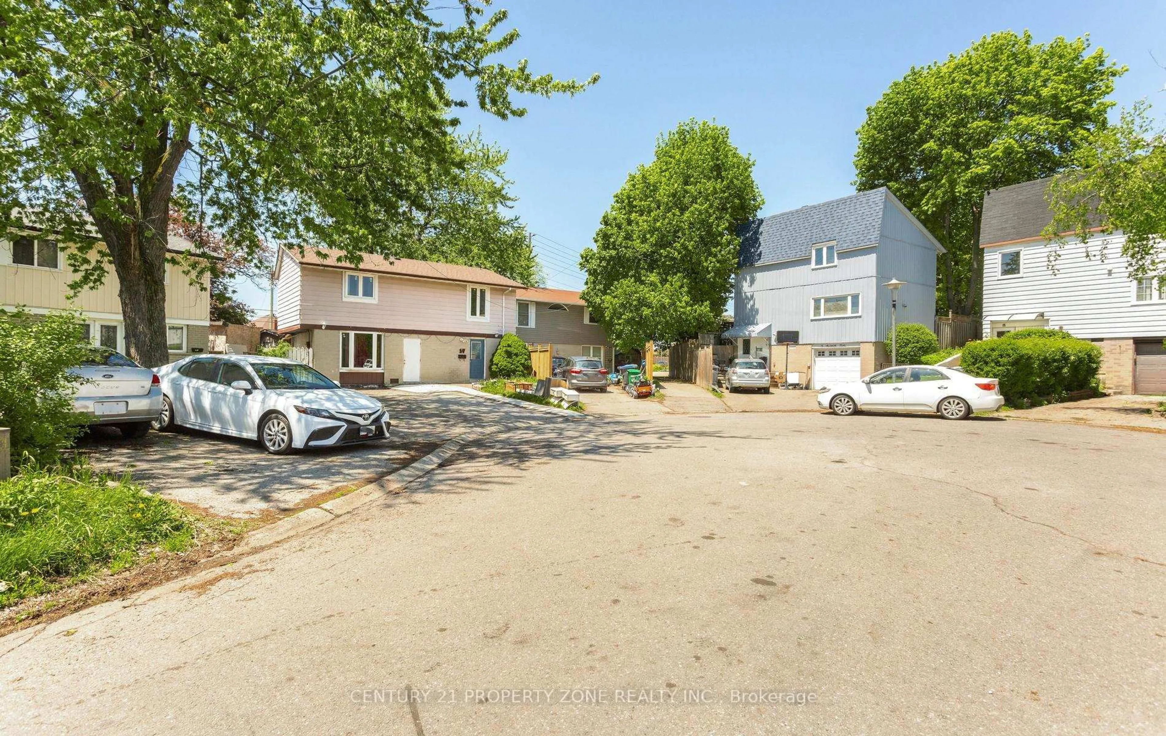 A pic from outside/outdoor area/front of a property/back of a property/a pic from drone, street for 17 Hillbank Tr, Brampton Ontario L6S 1P6