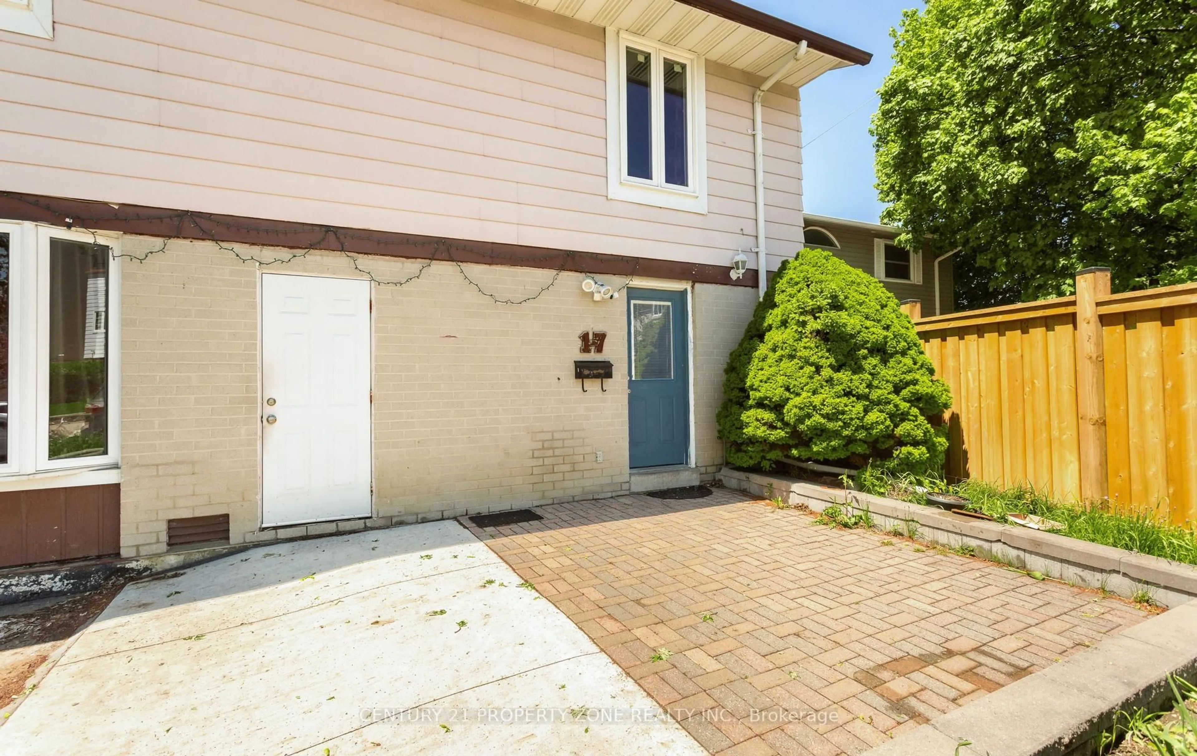 Patio, street for 17 Hillbank Tr, Brampton Ontario L6S 1P6