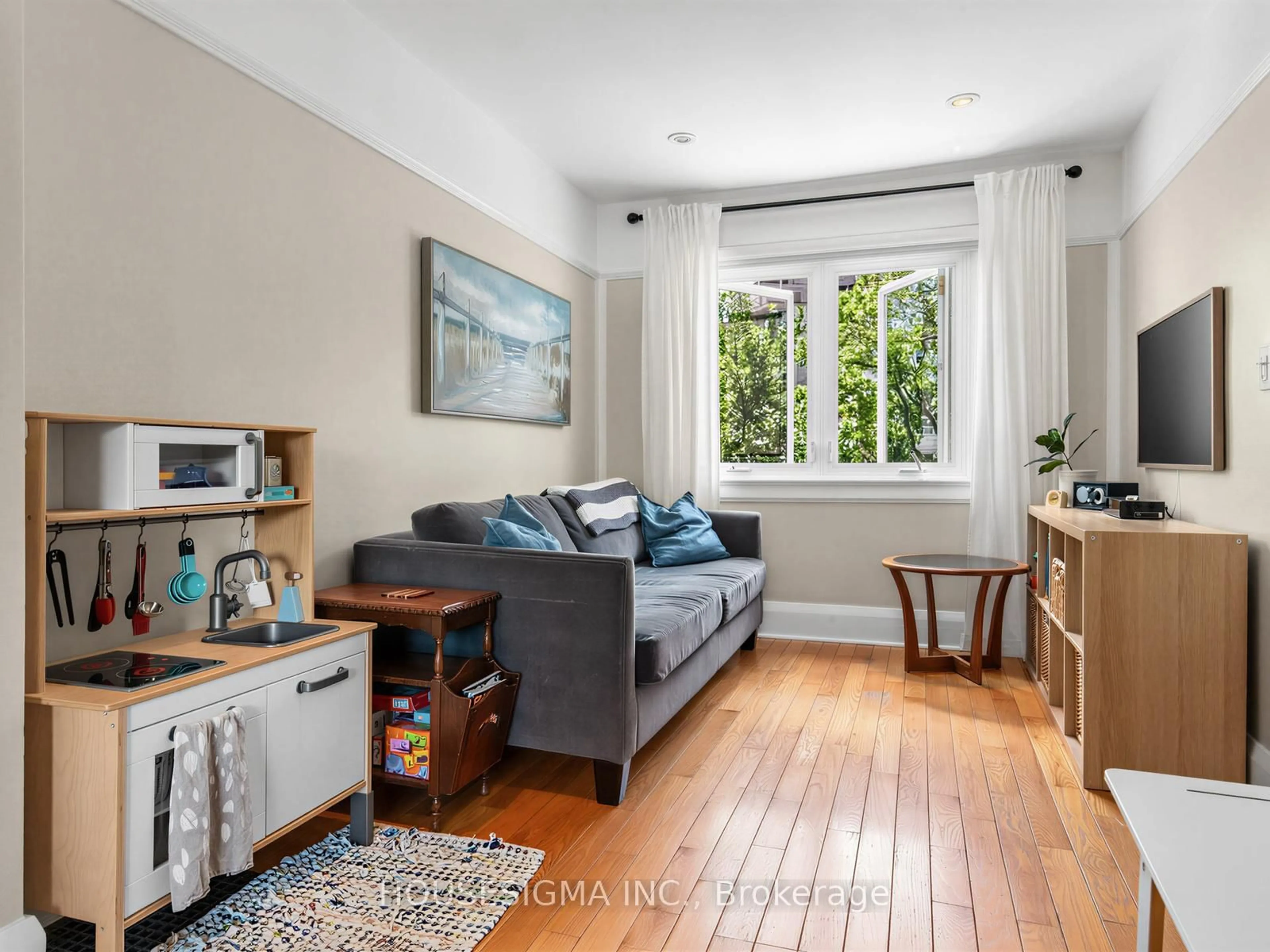 Living room with furniture, unknown for 7 Humber Hill Ave, Toronto Ontario M6S 4R9