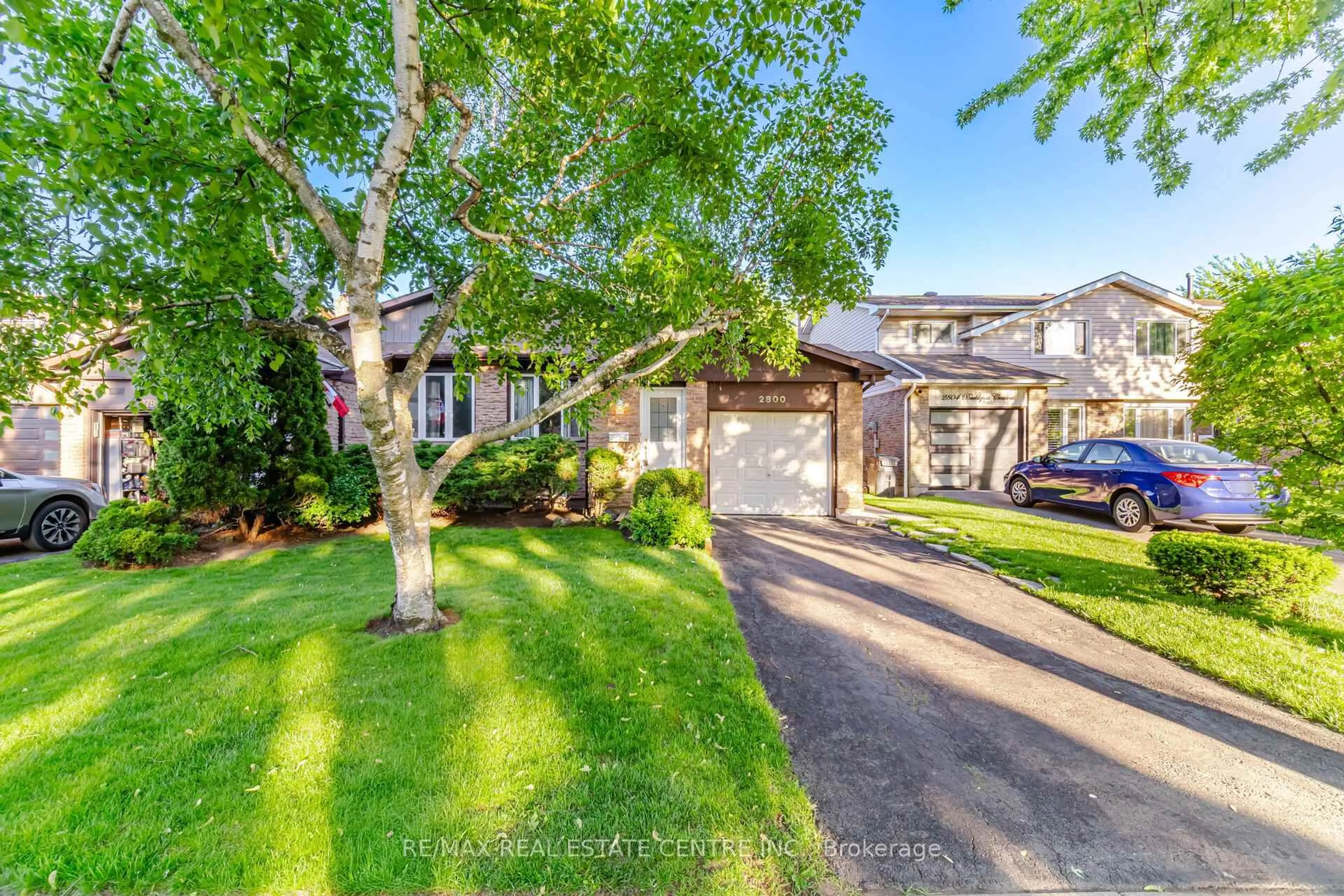 A pic from outside/outdoor area/front of a property/back of a property/a pic from drone, street for 2800 Bucklepost Cres, Mississauga Ontario L5N 1X5