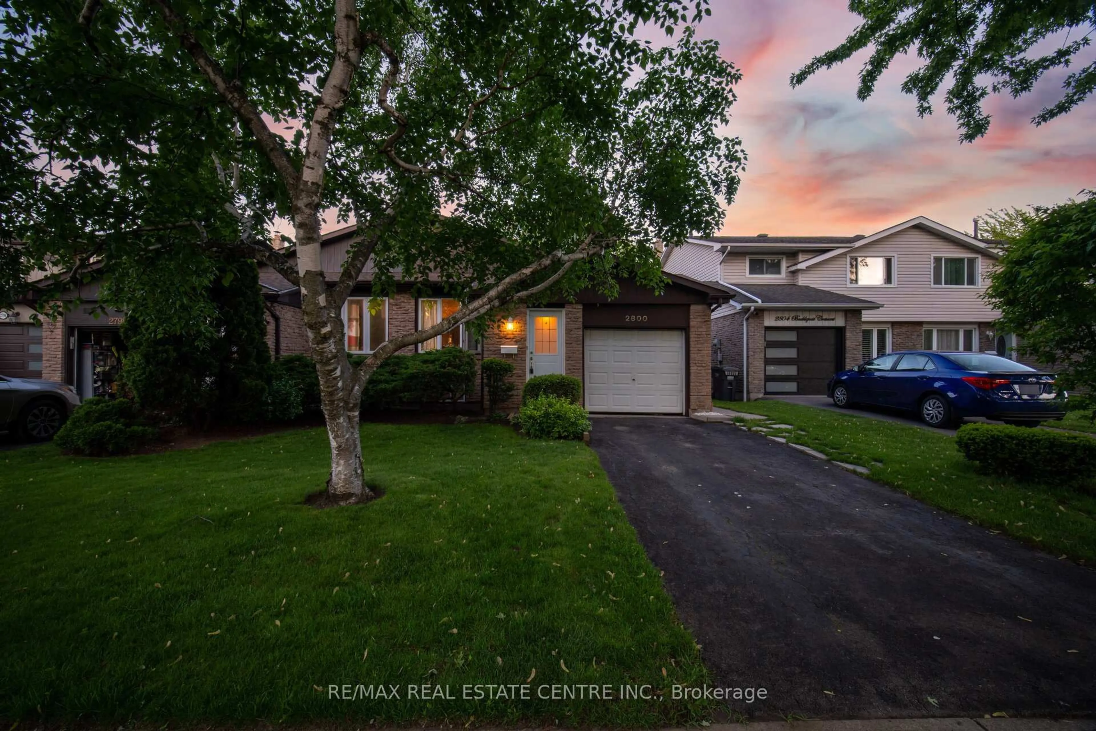 A pic from outside/outdoor area/front of a property/back of a property/a pic from drone, street for 2800 Bucklepost Cres, Mississauga Ontario L5N 1X5
