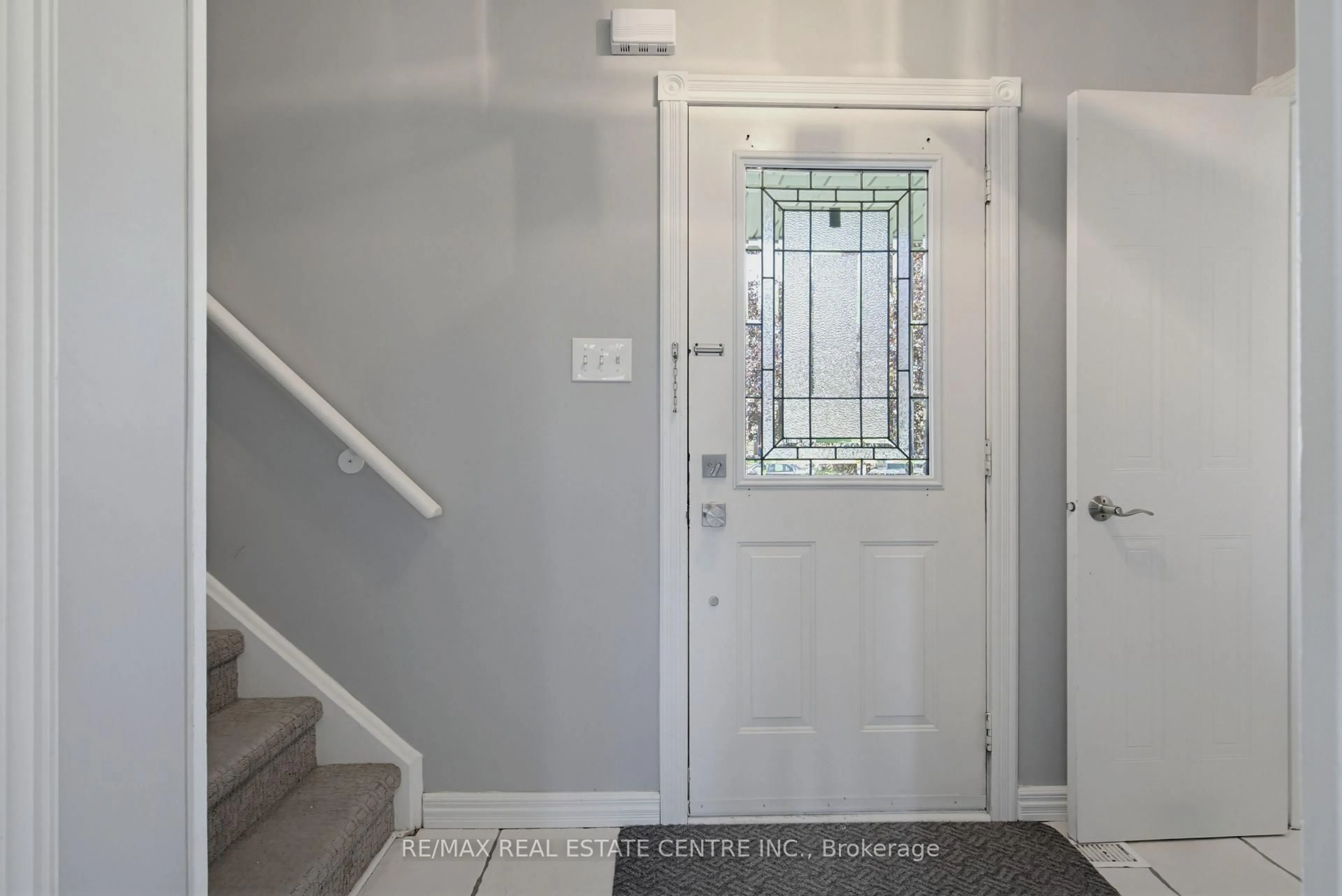 Indoor entryway for 164 Courtney Cres, Orangeville Ontario L9W 4S4