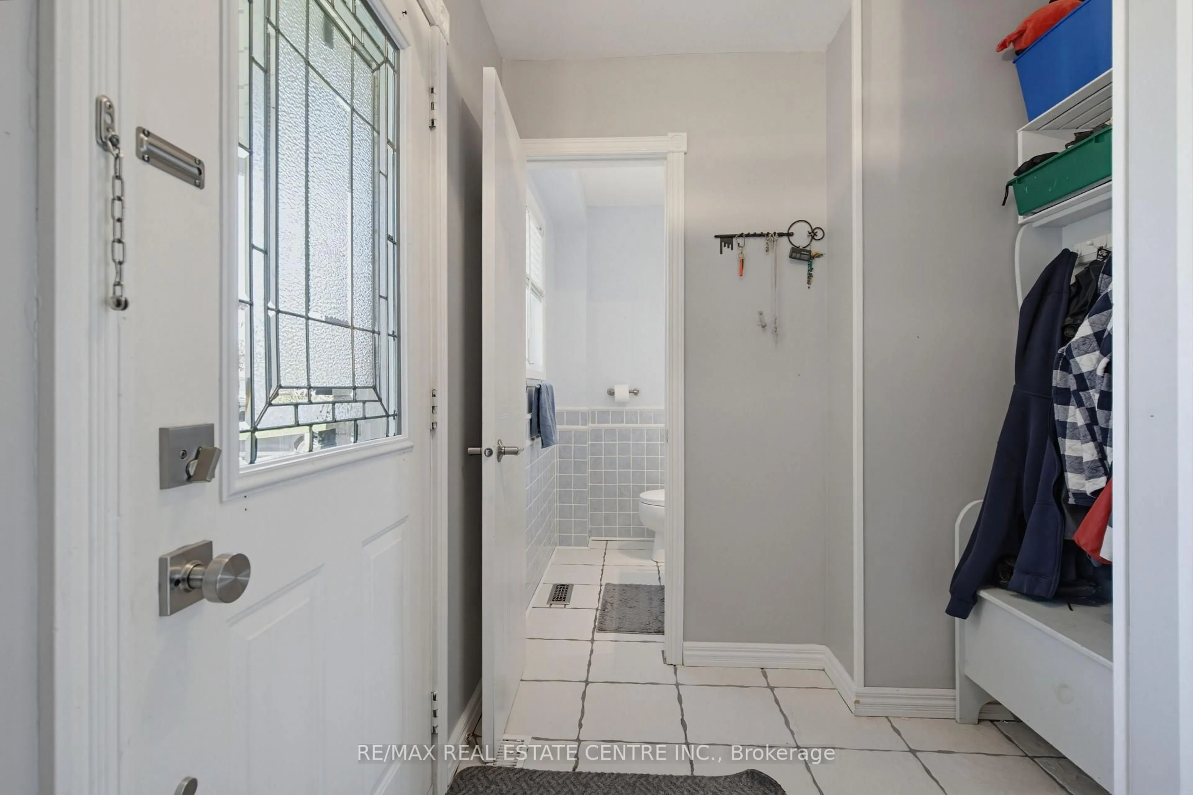 Indoor entryway for 164 Courtney Cres, Orangeville Ontario L9W 4S4