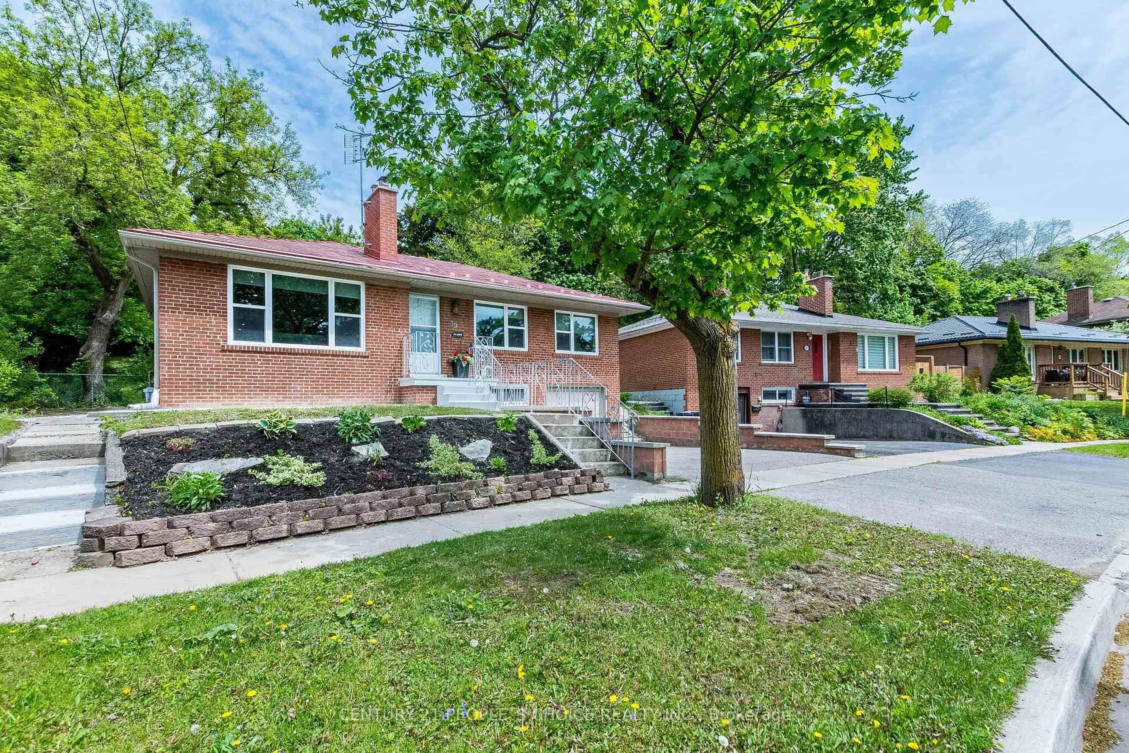 Home with brick exterior material, street for 39 Meadowland Dr, Brampton Ontario L6W 2R5