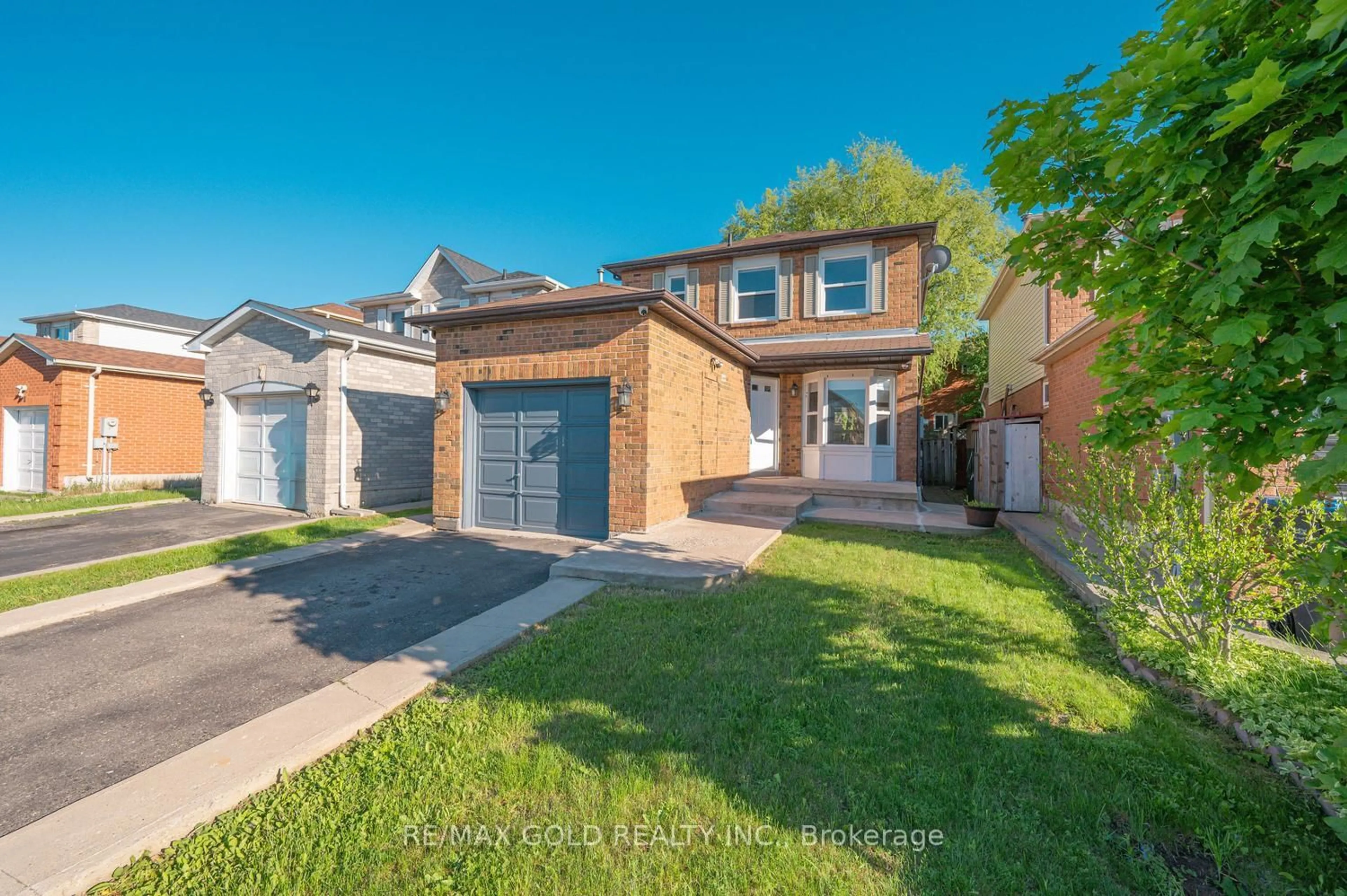 A pic from outside/outdoor area/front of a property/back of a property/a pic from drone, street for 5 Ravenswood Dr, Brampton Ontario L6Y 3Y5
