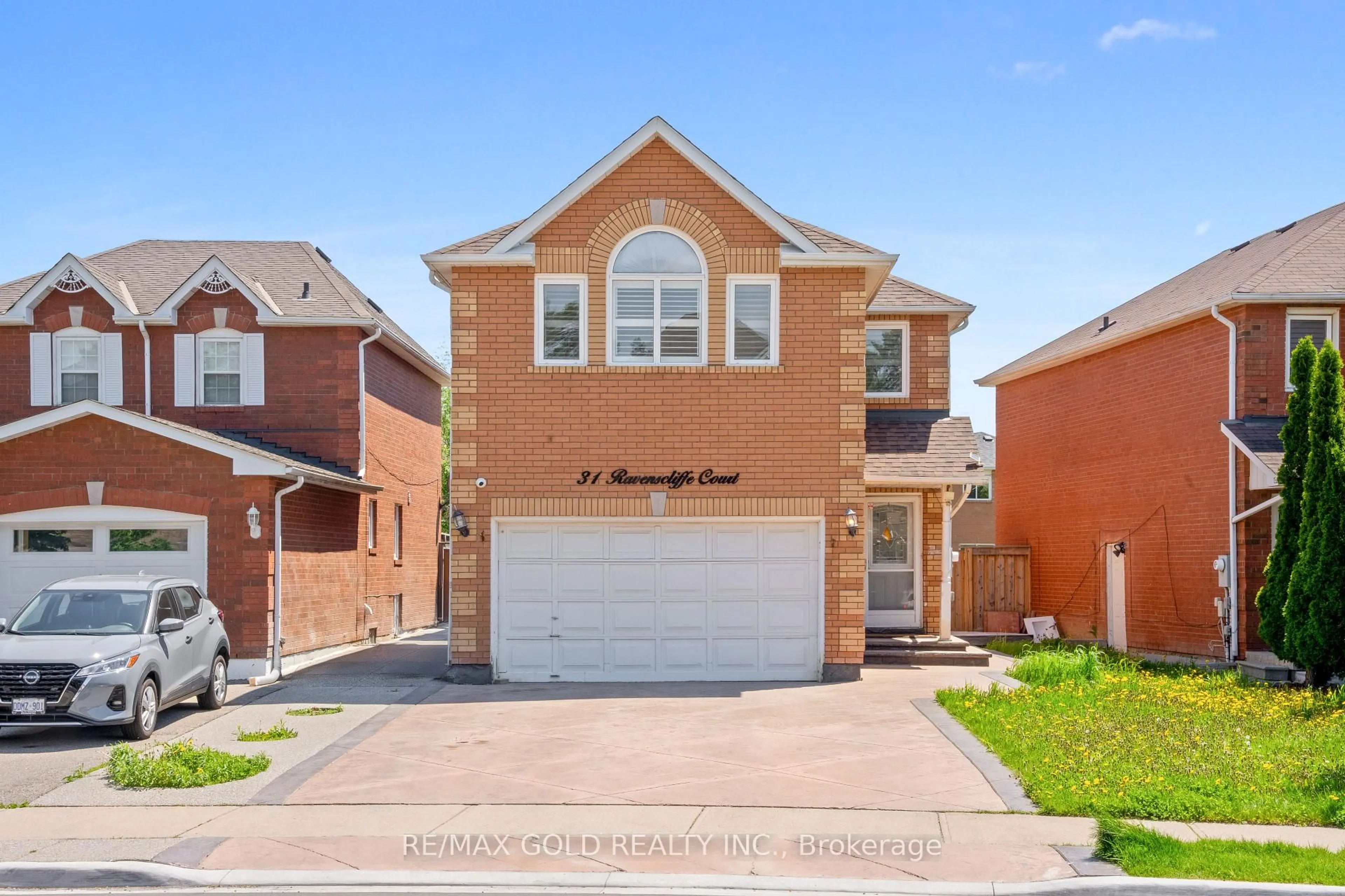 Home with brick exterior material, street for 31 Ravenscliffe Crt, Brampton Ontario L6X 4N8