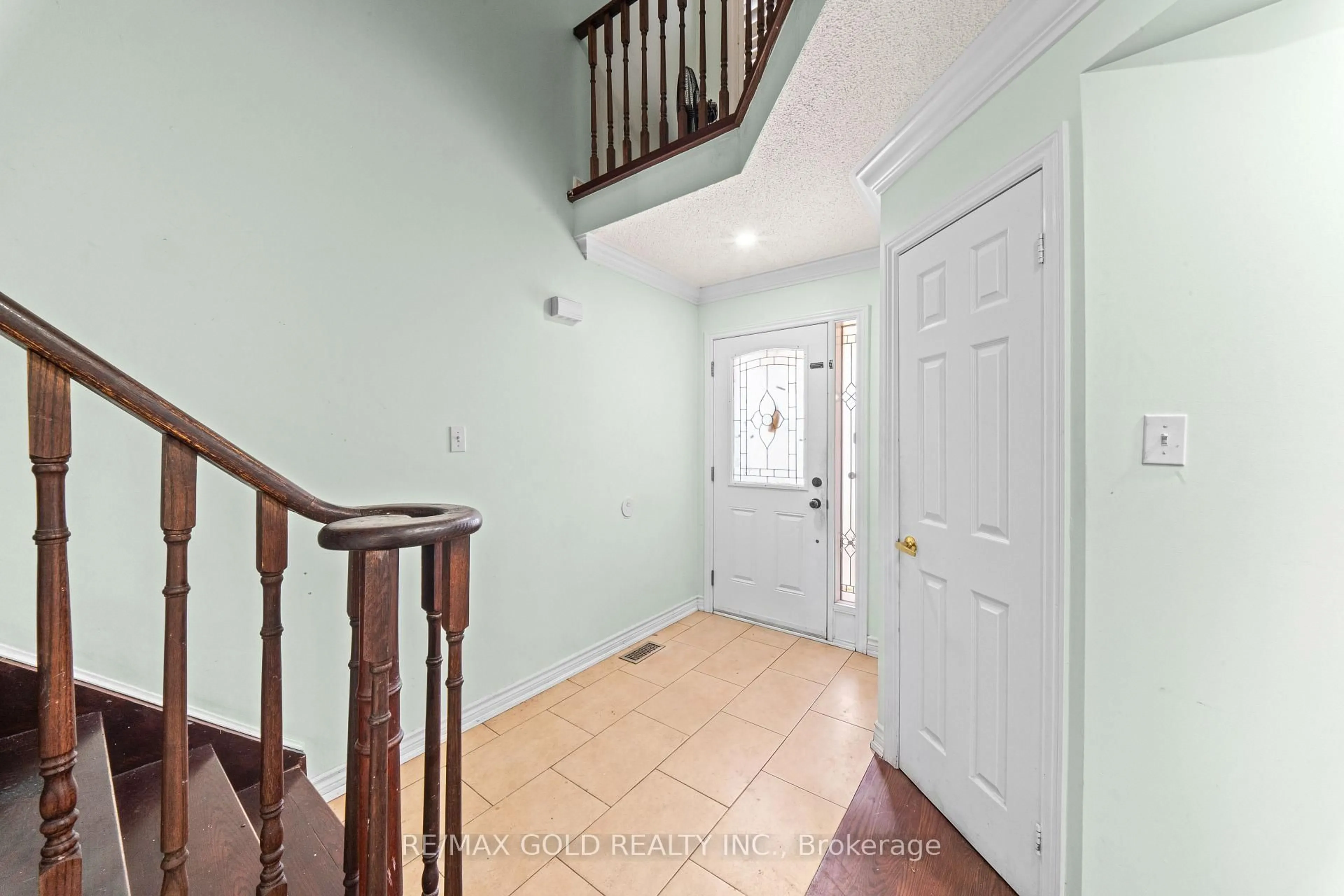 Indoor foyer for 31 Ravenscliffe Crt, Brampton Ontario L6X 4N8