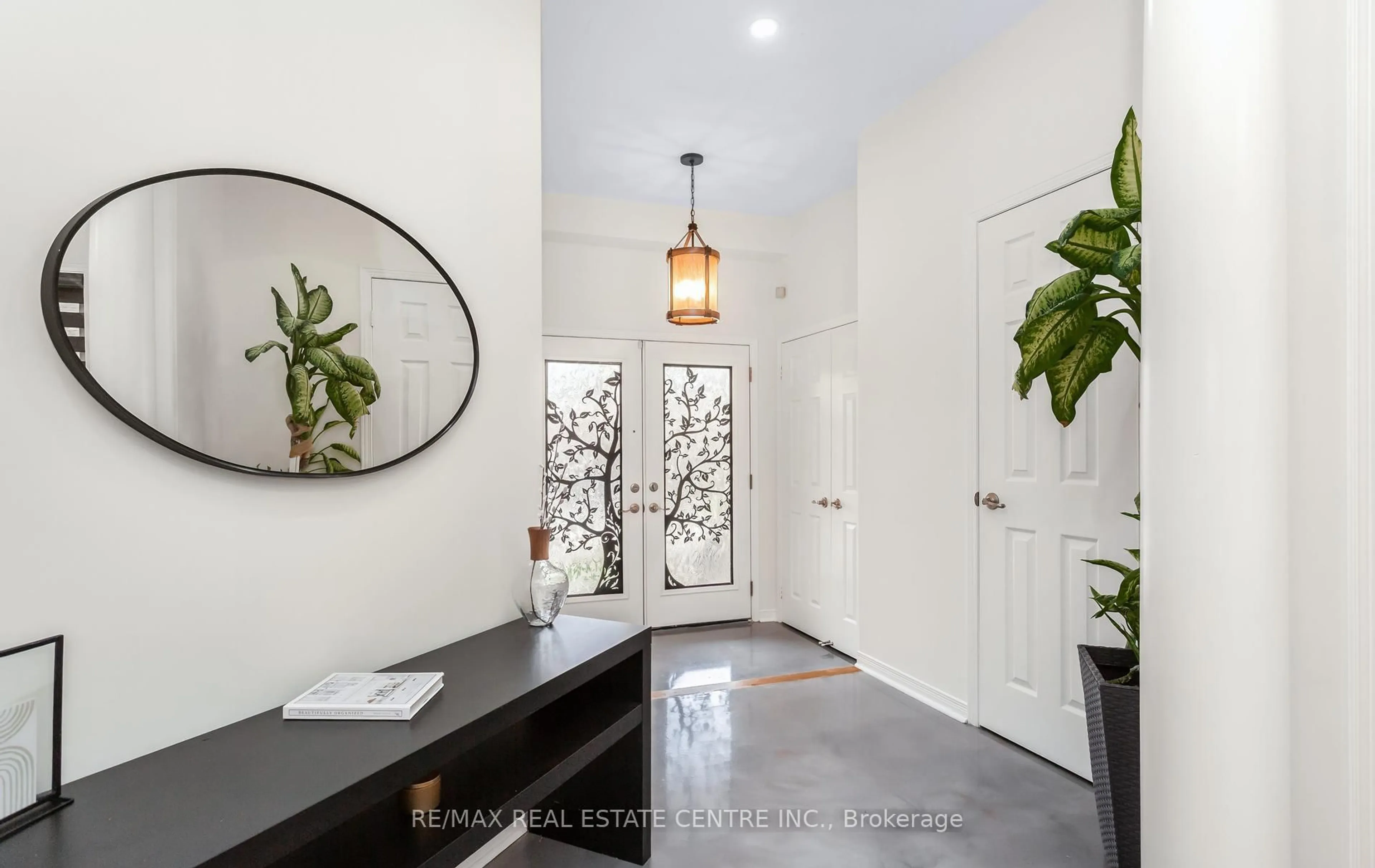 Indoor entryway for 157 Niagara Tr, Halton Hills Ontario L7G 0H4