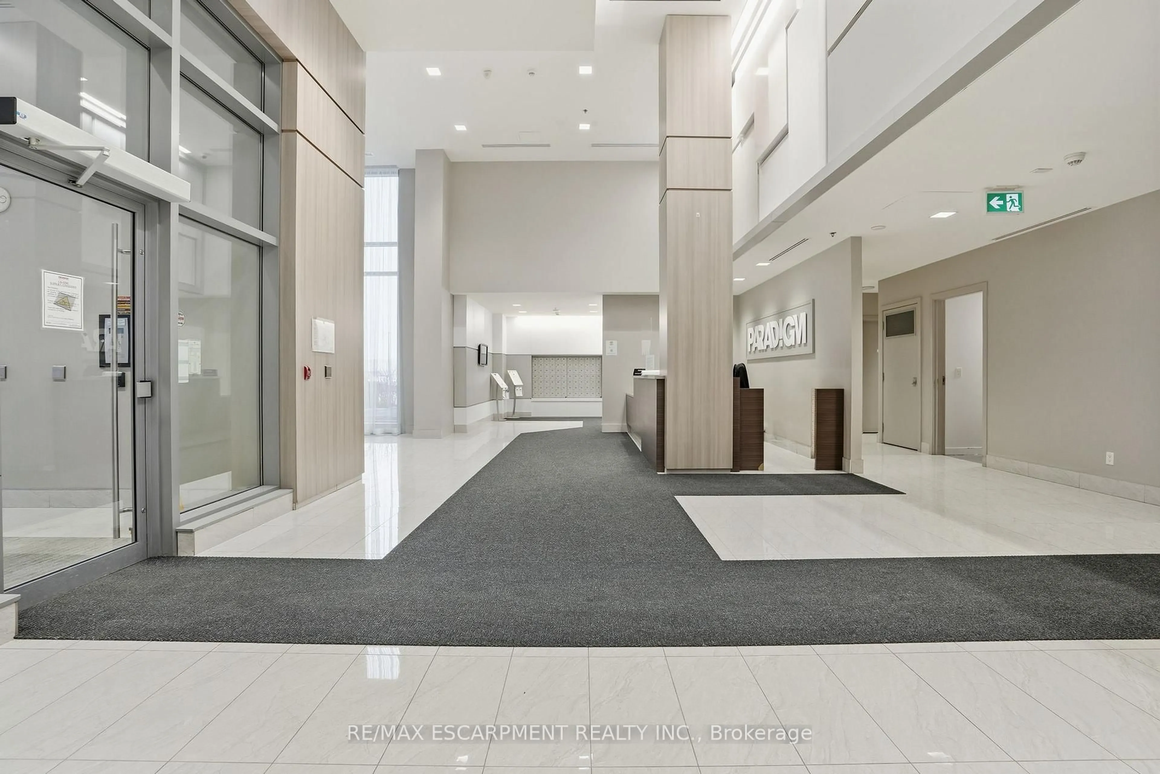 Indoor foyer for 2087 Fairview St #1310, Burlington Ontario L7R 0E5