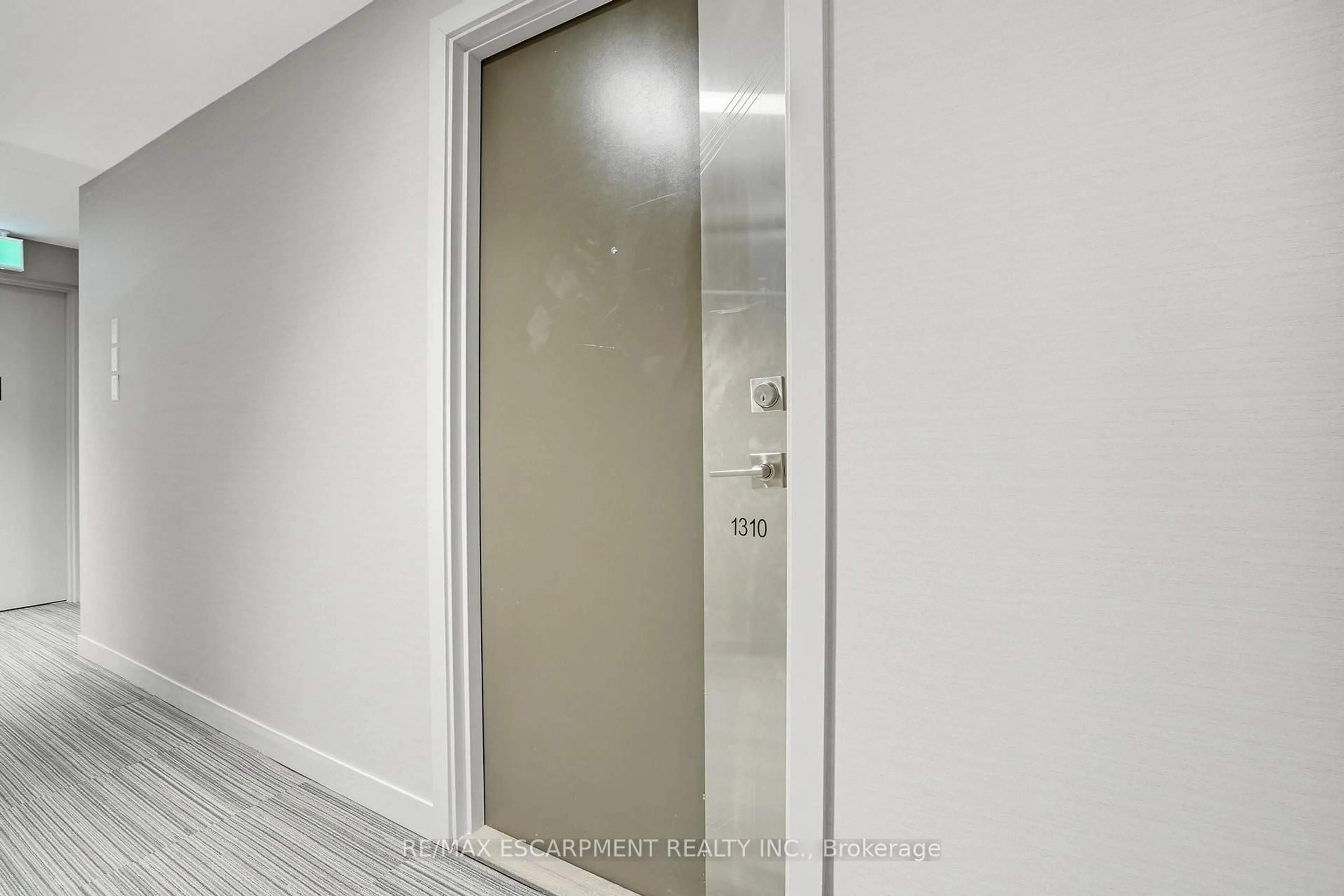 Indoor entryway for 2087 Fairview St #1310, Burlington Ontario L7R 0E5