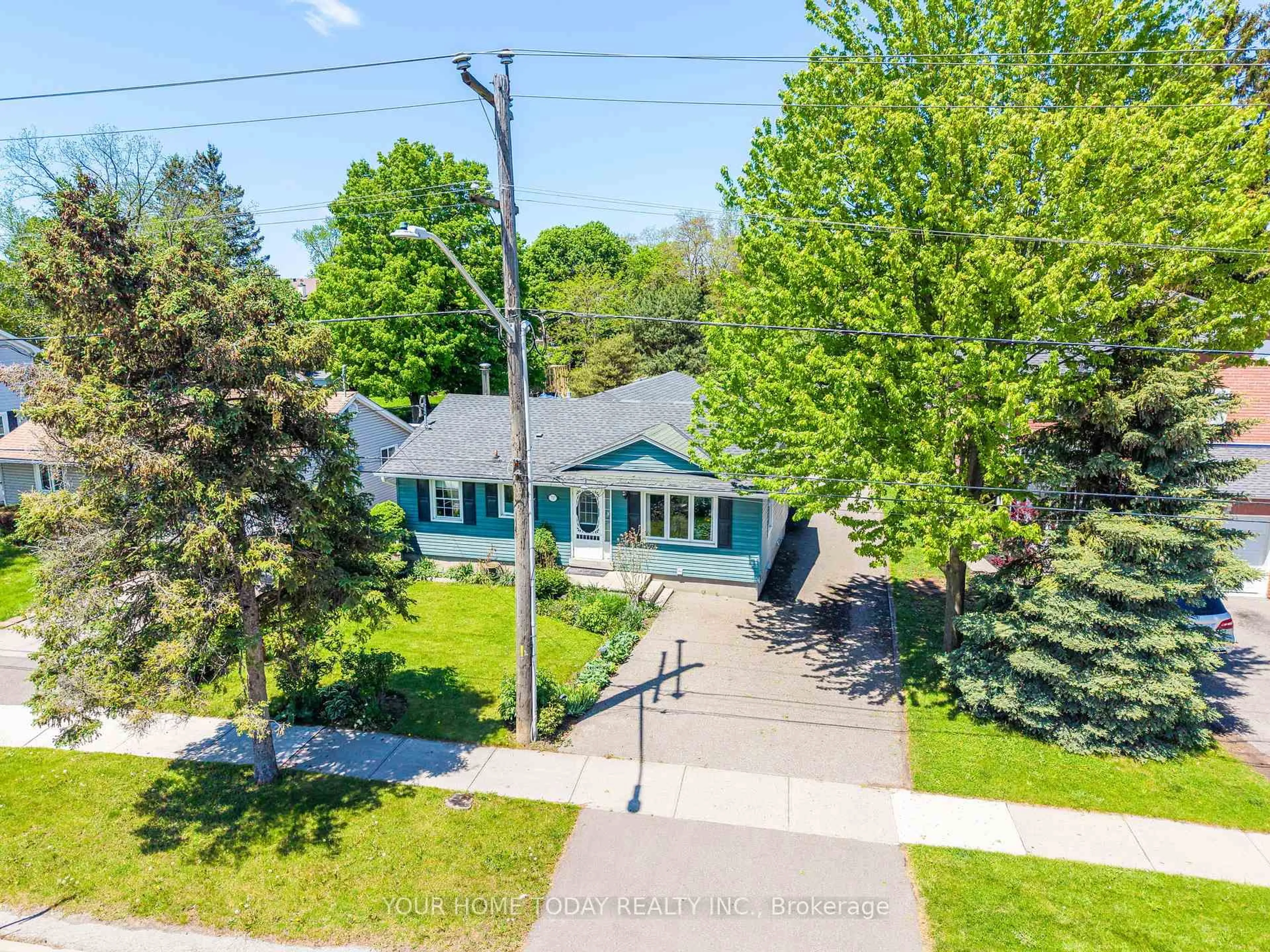 A pic from outside/outdoor area/front of a property/back of a property/a pic from drone, street for 70 Maple Ave, Halton Hills Ontario L7G 1X7