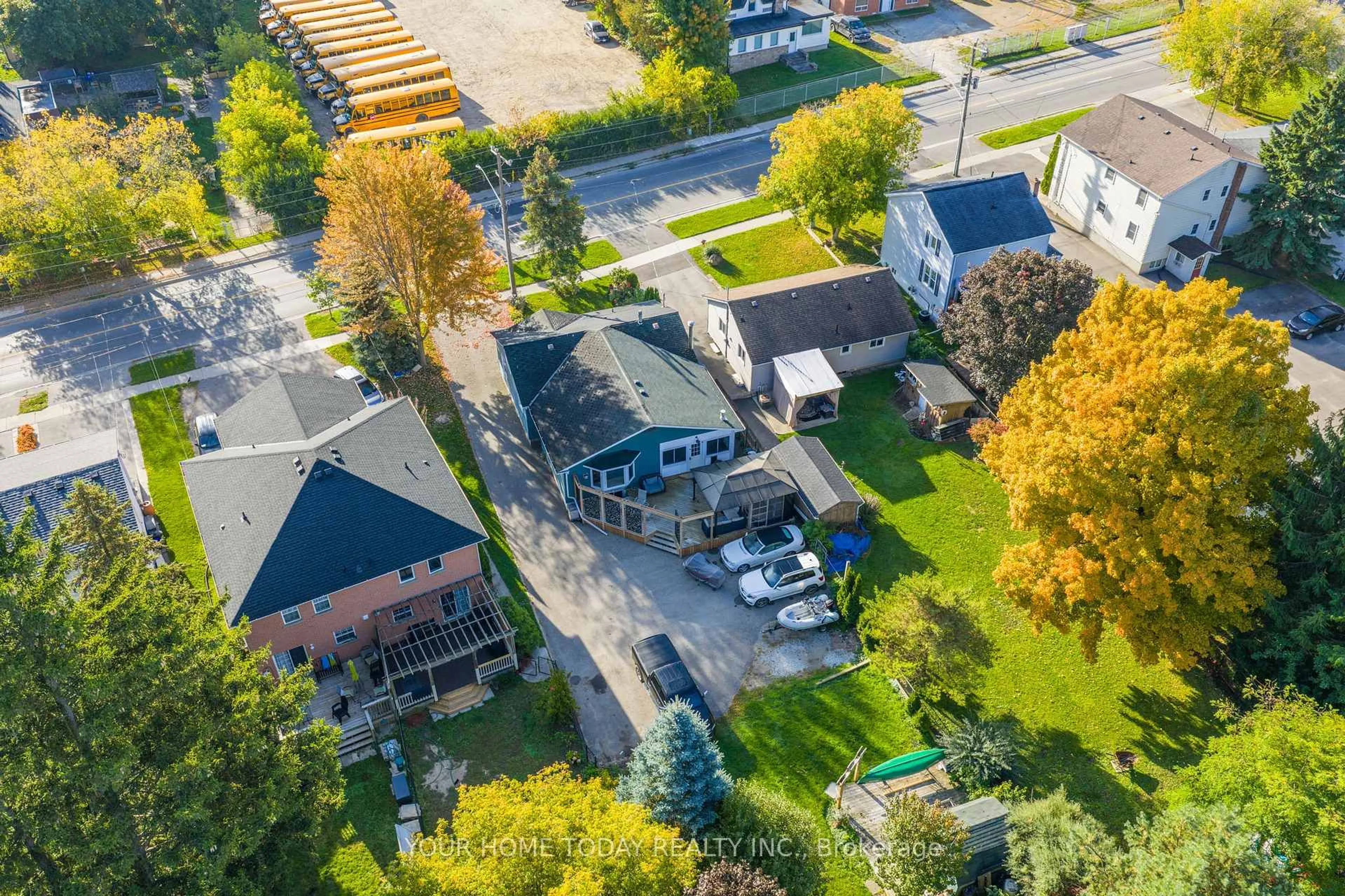 A pic from outside/outdoor area/front of a property/back of a property/a pic from drone, street for 70 Maple Ave, Halton Hills Ontario L7G 1X7