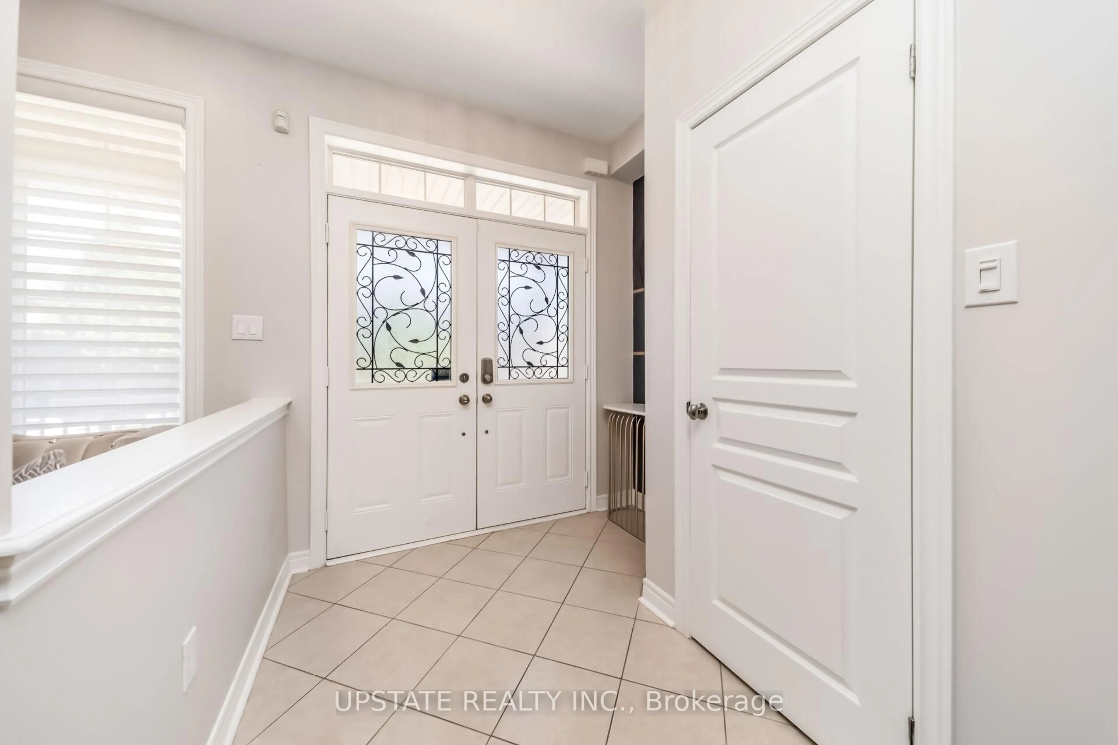 Indoor entryway for 150 Lloyd Sanderson Dr, Brampton Ontario L6Y 0Z9